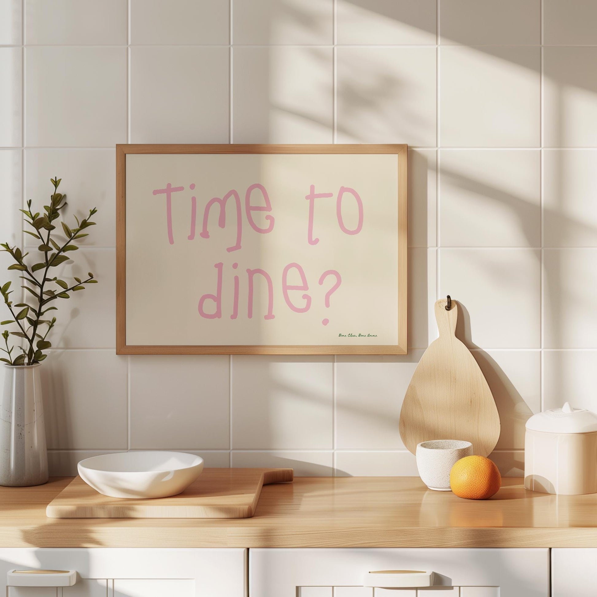 A handwritten typography poster with the Latin phrase &quot;Bona Cibus, Bona Anima&quot; in a minimalist design. Available in Beige/Pink or Green/Beige color options. Perfect for kitchen and dining room decor.

Ein Poster mit Handschrift-Typografie und dem lateinischen Spruch &quot;Bona Cibus, Bona Anima&quot; in minimalistischer Gestaltung. Erhältlich in den Farben Beige/Rosa oder Grün/Beige. Perfekt für Küchendekor und Esszimmerwände.