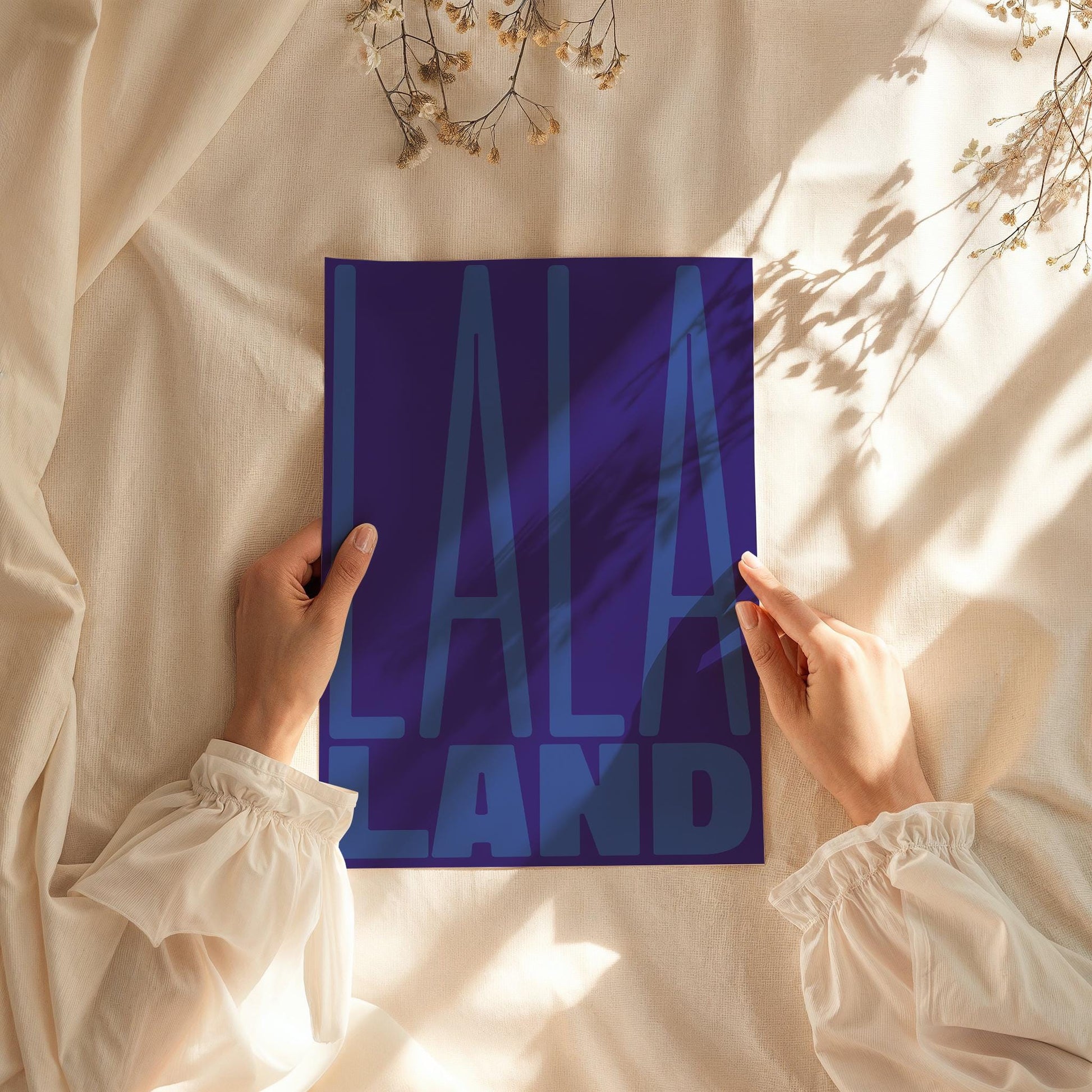 Ein Typoposter mit dem Schriftzug „LALA LAND“ in modernem Design, gehalten in Blau und Lila. Die Farben und die klare Typografie verleihen dem Poster eine beruhigende und inspirierende Ausstrahlung, ideal für Wohnzimmer, Schlafzimmer oder Büros.

Englisch:
A typography poster featuring the word &quot;LALA LAND&quot; in a modern design, using shades of blue and purple. The colors and clean typography give the poster a calming and inspiring vibe, perfect for living rooms, bedrooms, or offices.