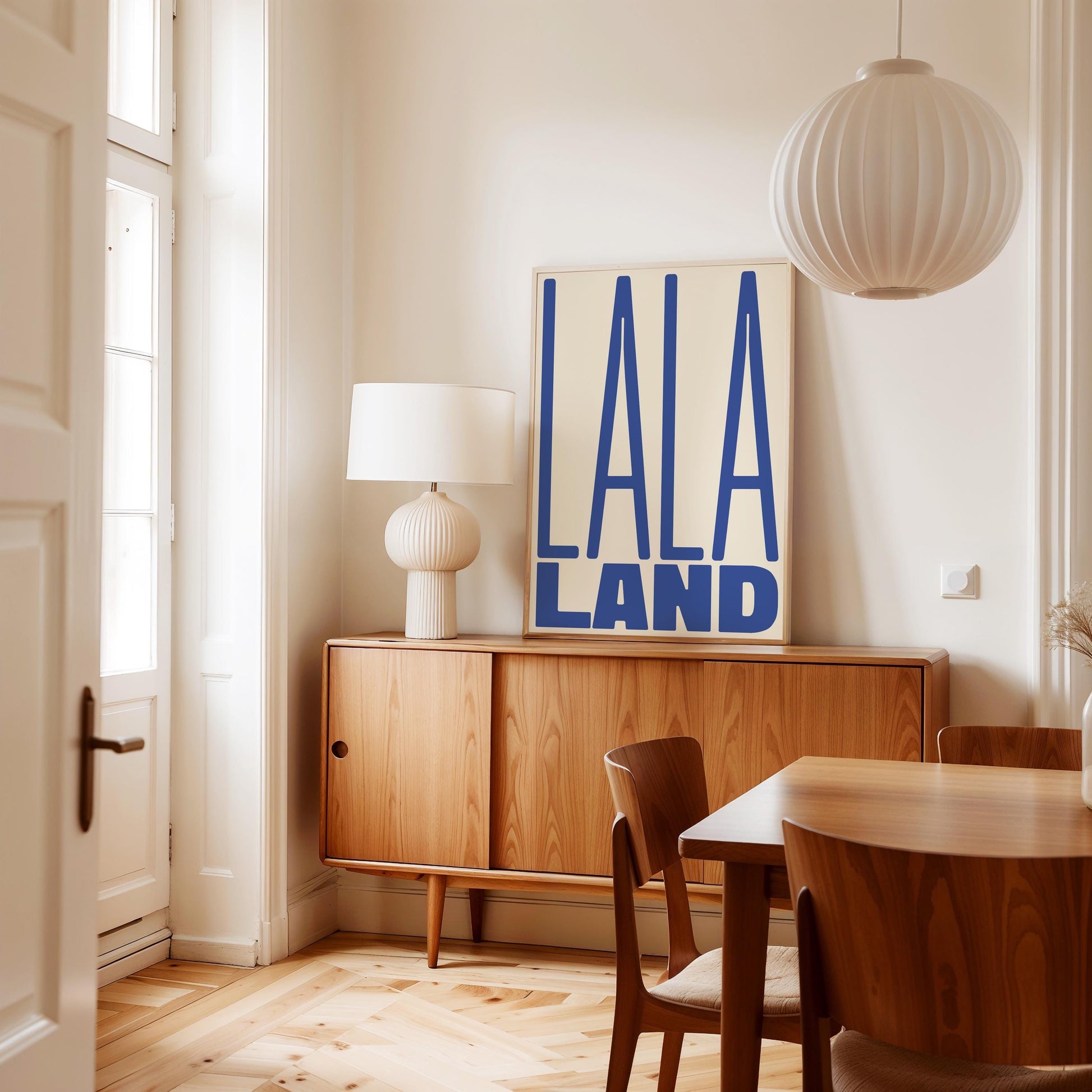 Ein Typoposter mit dem Schriftzug „LALA LAND“ in modernem Design, gehalten in Blau und Lila. Die Farben und die klare Typografie verleihen dem Poster eine beruhigende und inspirierende Ausstrahlung, ideal für Wohnzimmer, Schlafzimmer oder Büros.

Englisch:
A typography poster featuring the word &quot;LALA LAND&quot; in a modern design, using shades of blue and purple. The colors and clean typography give the poster a calming and inspiring vibe, perfect for living rooms, bedrooms, or offices.