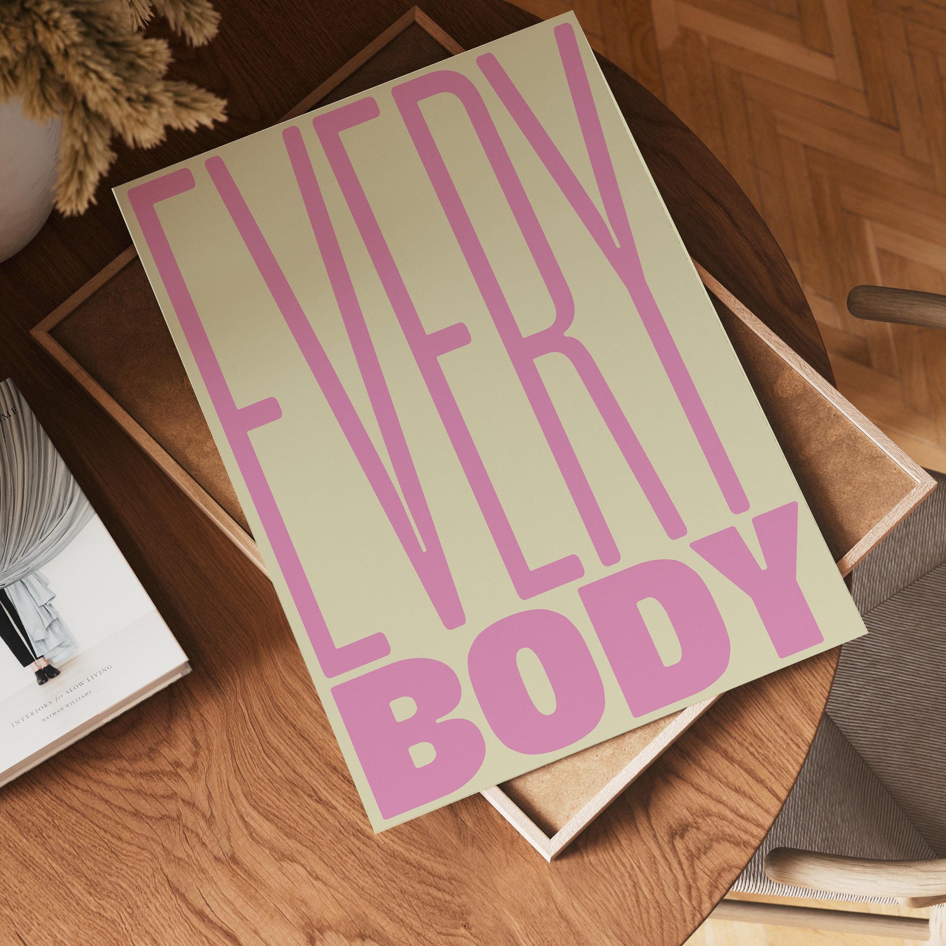 EVERYBODY“ in sanften Rosatönen und Beige, das eine inklusive und positive Botschaft vermittelt. Die klare Typografie und Farben betonen Körperakzeptanz und Vielfalt, ideal als Wanddekoration in modernen, positiven Räumen.
A typography poster featuring the word &quot;EVERYBODY&quot; in soft pink and beige tones, conveying an inclusive and positive message. The clean typography and colors highlight body acceptance and diversity, making it perfect wall decor for modern, positive spaces.