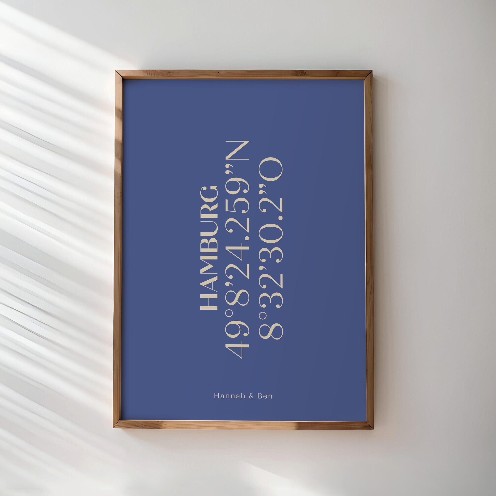 Detaillierte Darstellung eines personalisierten Koordinaten-Posters mit blauem Typografie-Design. Enthält individuell angepasste geografische Koordinaten eines besonderen Ortes, perfekt als Geschenk für Jahrestage, Hochzeiten oder erste Treffen.