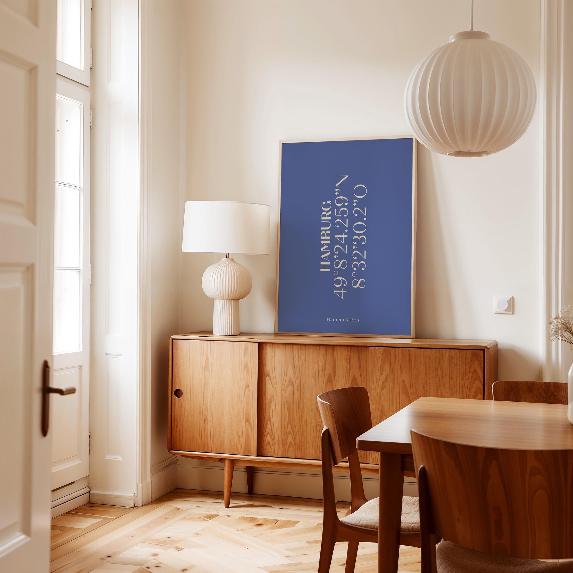 Detaillierte Darstellung eines personalisierten Koordinaten-Posters mit blauem Typografie-Design. Enthält individuell angepasste geografische Koordinaten eines besonderen Ortes, perfekt als Geschenk für Jahrestage, Hochzeiten oder erste Treffen.