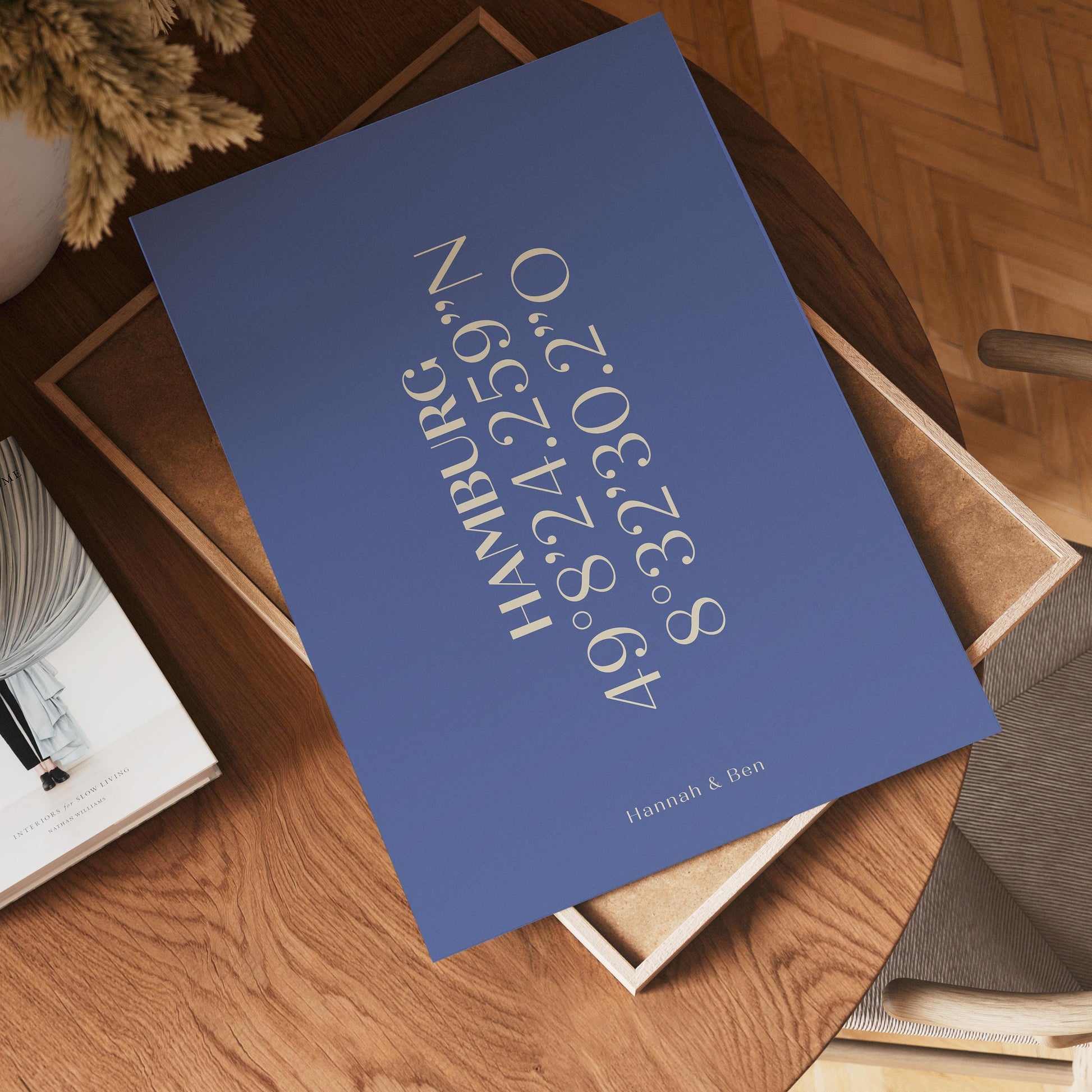 Detaillierte Darstellung eines personalisierten Koordinaten-Posters mit blauem Typografie-Design. Enthält individuell angepasste geografische Koordinaten eines besonderen Ortes, perfekt als Geschenk für Jahrestage, Hochzeiten oder erste Treffen.