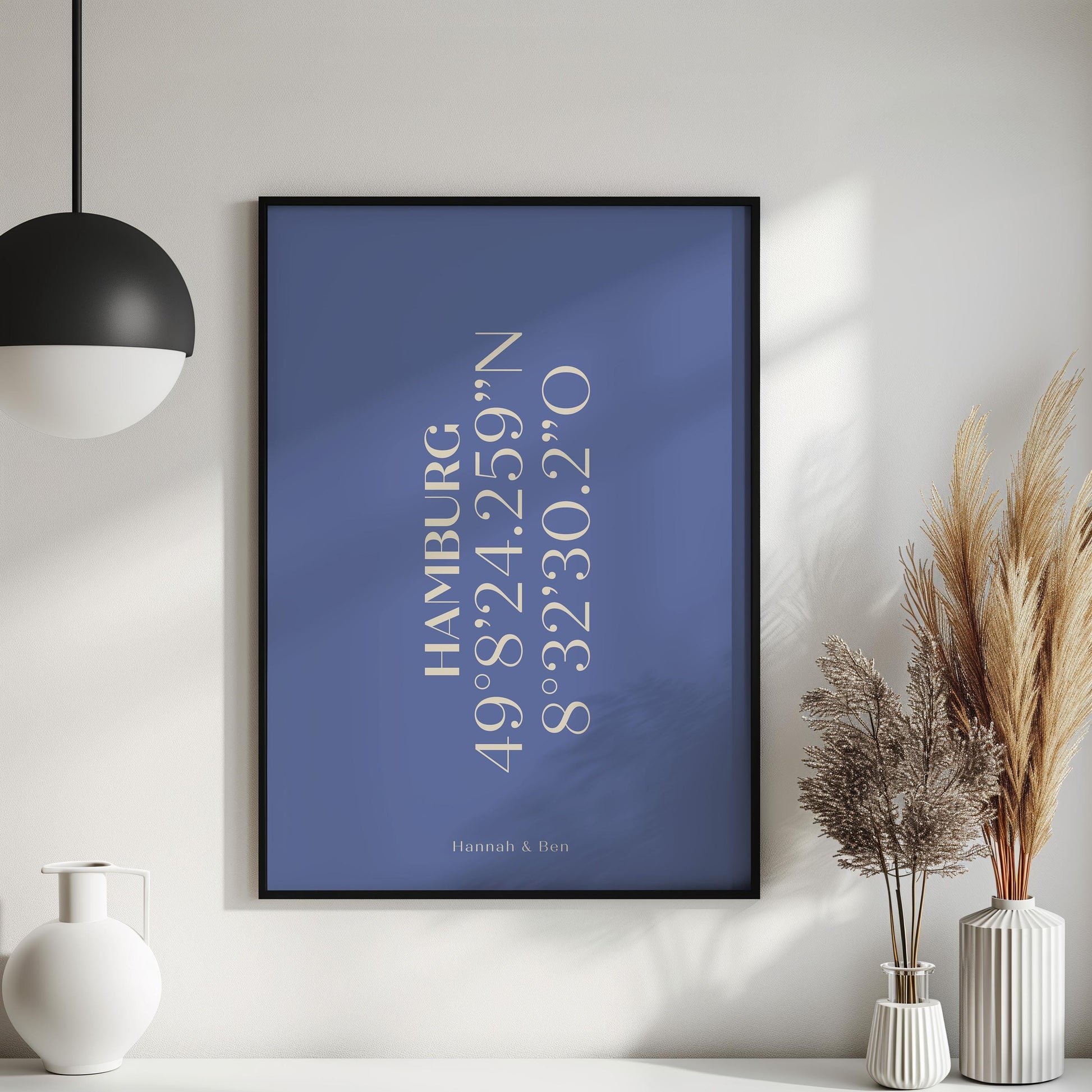 Detaillierte Darstellung eines personalisierten Koordinaten-Posters mit blauem Typografie-Design. Enthält individuell angepasste geografische Koordinaten eines besonderen Ortes, perfekt als Geschenk für Jahrestage, Hochzeiten oder erste Treffen.