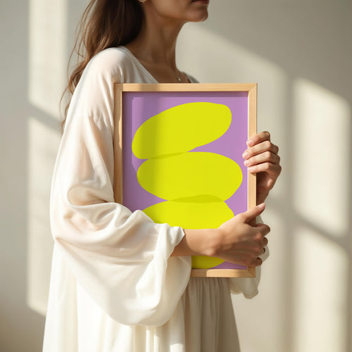 Dreiteiliges abstraktes Wandbild mit drei übereinander gestapelten, gelben organischen Formen auf lila Hintergrund. Minimalistisch, modern und symbolisch für Balance und Ruhe – perfekt für stilvolle, kreative Räume.

🇬🇧 ENGLISH
Three stacked yellow abstract shapes on a lilac background in a minimalist composition. Modern art print symbolizing balance and calm, ideal for stylish and creative interior spaces