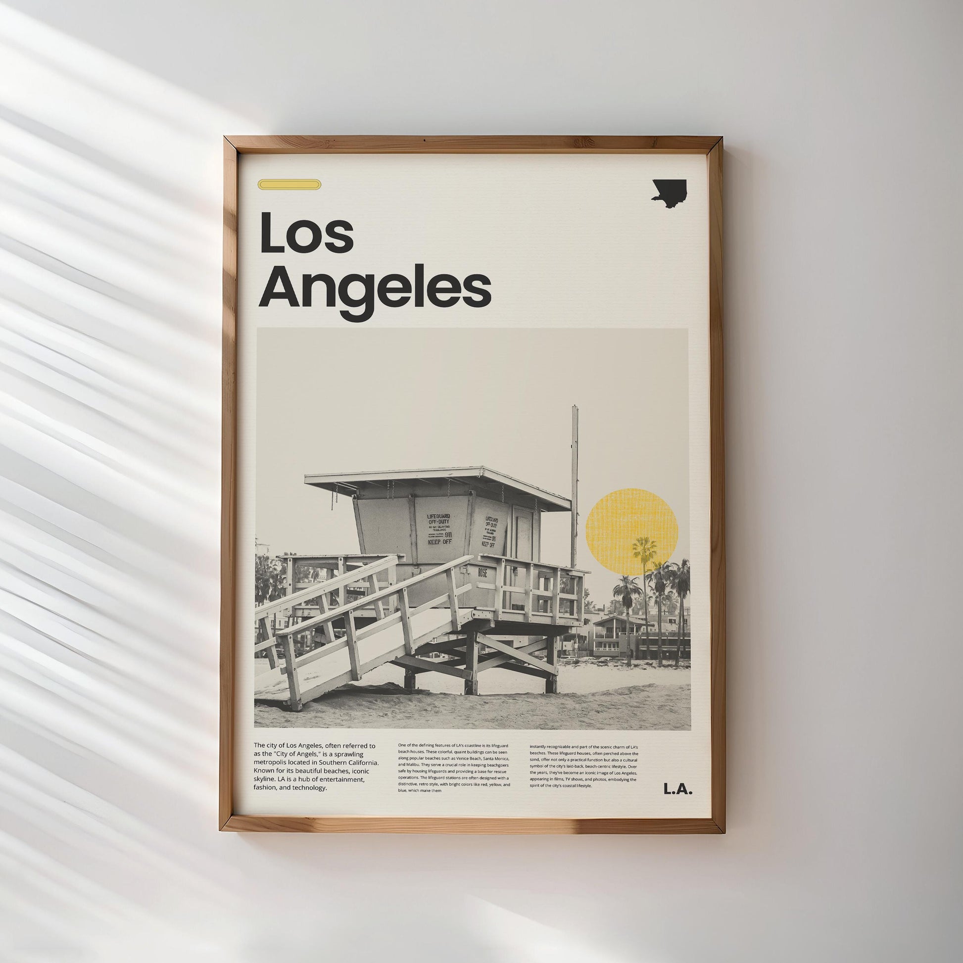 Englisch:
Minimalist Los Angeles poster with a retro lifeguard tower on a classic California beach. Features a yellow sun detail, evoking coastal nostalgia.

Deutsch:
Minimalistisches Los Angeles Poster mit einem Retro-Rettungsturm an einem klassischen kalifornischen Strand. Gelbes Sonnen-Detail für nostalgisches Strandgefühl.