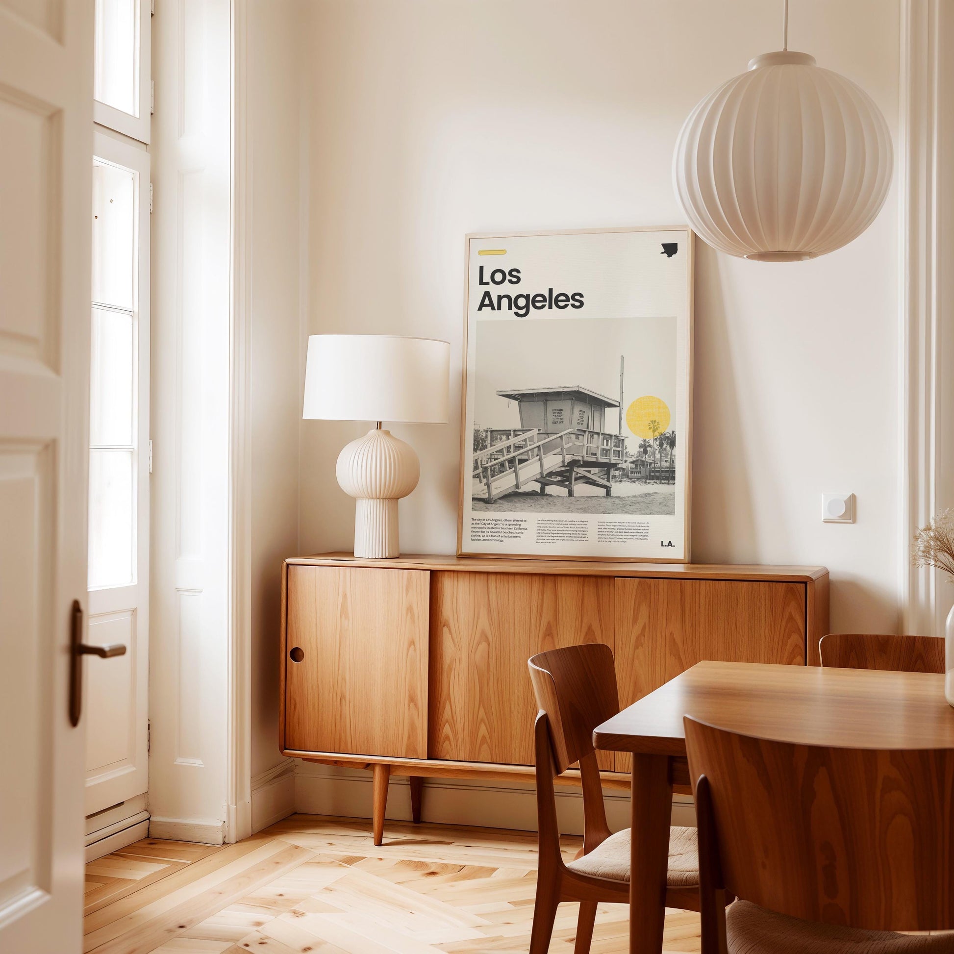 Englisch:
Minimalist Los Angeles poster with a retro lifeguard tower on a classic California beach. Features a yellow sun detail, evoking coastal nostalgia.

Deutsch:
Minimalistisches Los Angeles Poster mit einem Retro-Rettungsturm an einem klassischen kalifornischen Strand. Gelbes Sonnen-Detail für nostalgisches Strandgefühl.