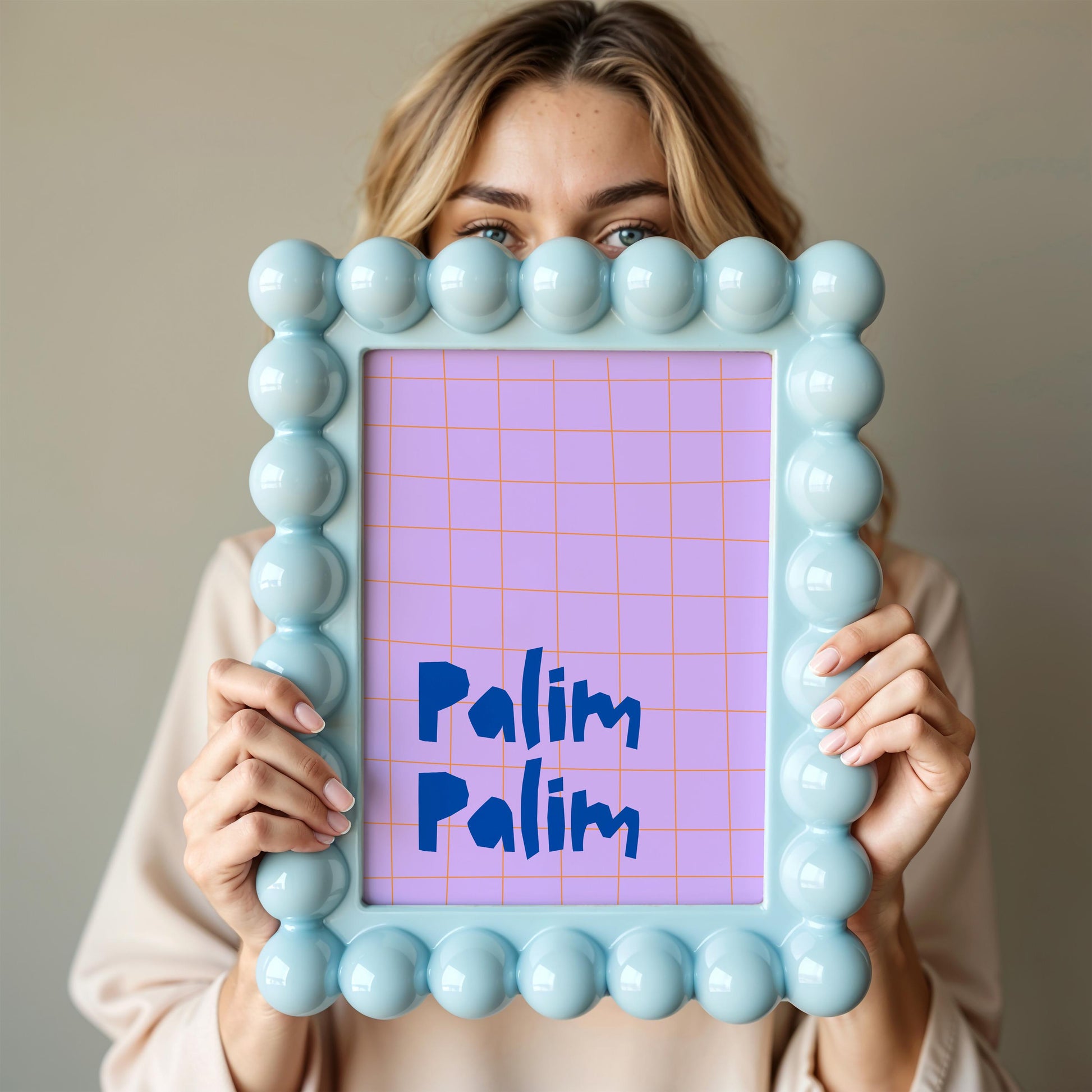 Verspieltes „Palim Palim“ Poster mit kantiger blauer Schrift auf lila Hintergrund. Orangefarbenes Rasterdesign verleiht dem Bild eine moderne, retro-inspirierte Ästhetik. Perfekt für Fans von Humor, Comedy und nostalgischen Designs.

Englisch:
Playful &quot;Palim Palim&quot; print featuring bold blue typography on a lilac background. Orange grid design adds a modern, retro-inspired touch. Perfect for fans of humor, comedy, and nostalgic aesthetics.