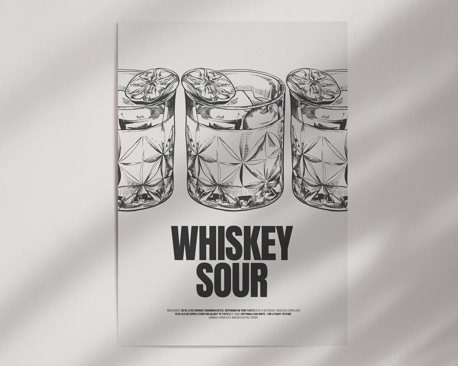 Handgezeichnetes Whiskey Sour Poster mit drei detaillierten Cocktails in Vintage-Gläsern, Eis und Zitronenscheibe. Schwarz-weiße Illustration mit minimalistischer Ästhetik, perfekt für Bar-Dekoration und Küchenkunst.

Englisch:
Hand-drawn Whiskey Sour Print featuring three detailed cocktails in vintage glasses, ice, and a lemon slice garnish. Black-and-white illustration with a minimalist aesthetic, perfect for bar decor and kitchen art.