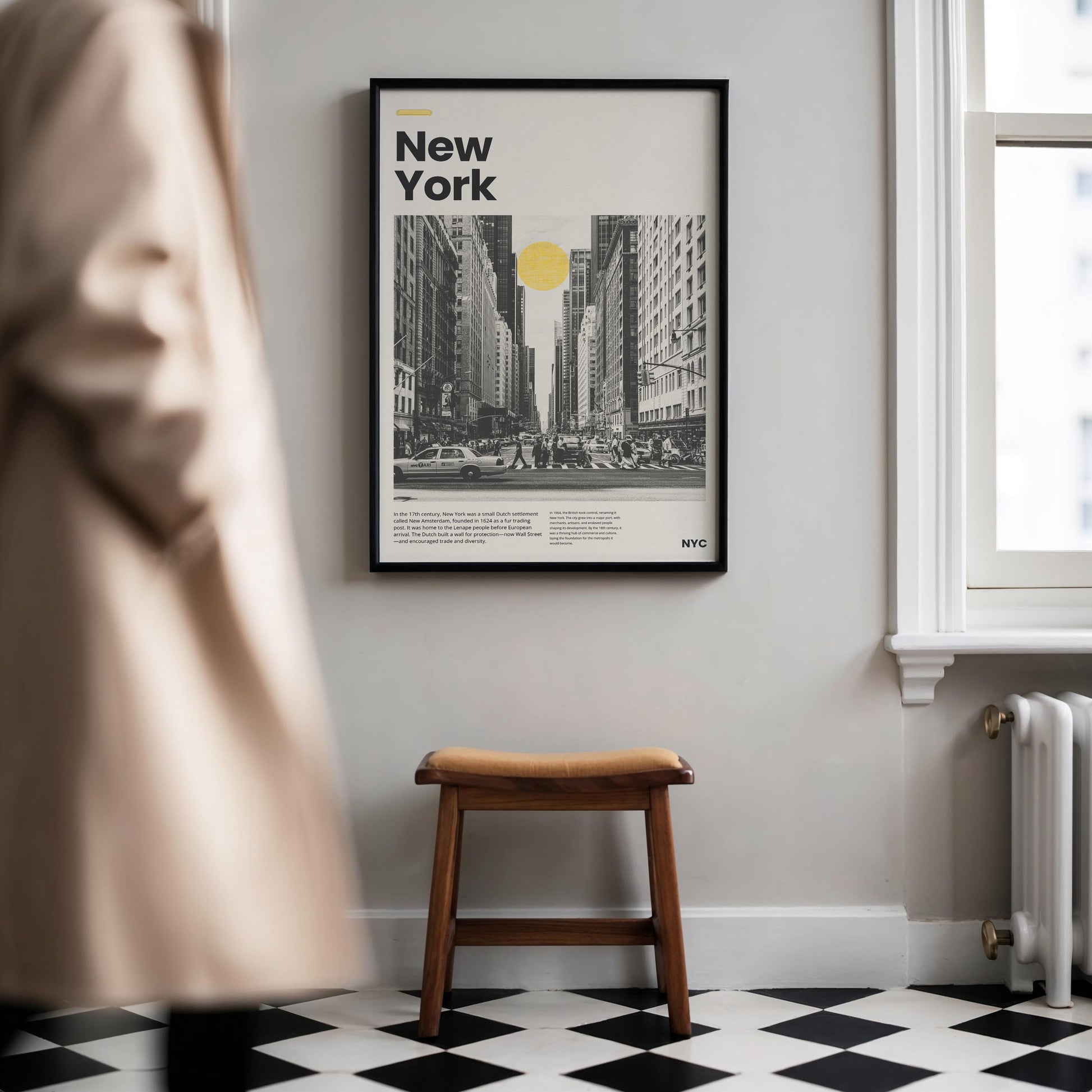 Englisch: Black-and-white New York City poster featuring a busy street with taxis and pedestrians. A vintage-style urban print with a bold yellow sun in the background. Modern minimalist wall decor for city lovers.

Deutsch: Schwarz-weißes New York Poster mit belebter Straße, Taxis und Fußgängern. Vintage-Stadtbild mit auffälliger gelber Sonne. Moderne minimalistische Wanddeko für Stadtliebhaber.