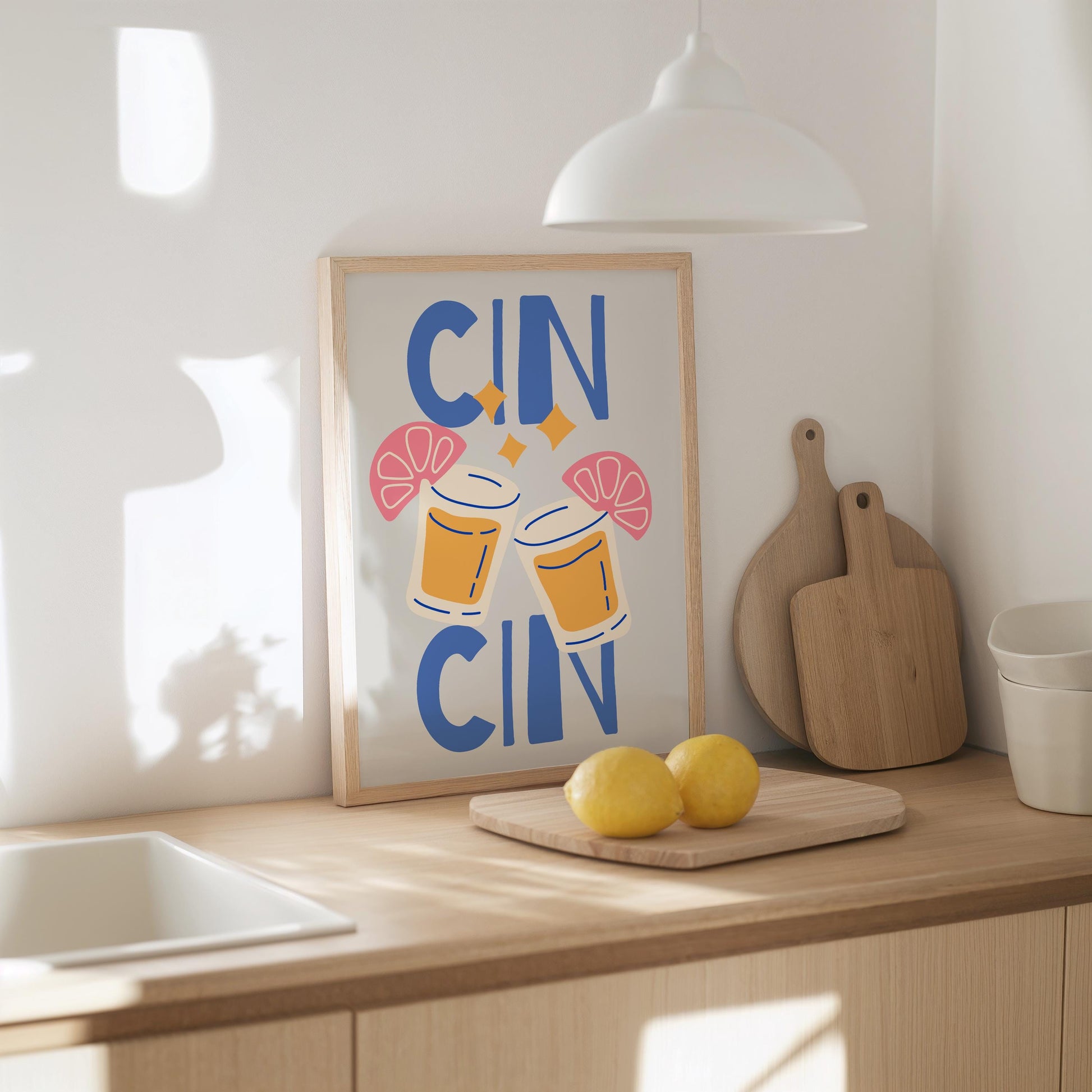 Illustration eines farbenfrohen „CIN CIN“-Posters mit zwei anstoßenden Cocktailgläsern, pinken Grapefruitscheiben, gelben Sternen und sommerlicher Farbpalette aus Blau, Orange und Pink. Ideal für Küche oder Bar.

English:
Colorful “CIN CIN” poster illustration with two clinking cocktail glasses, pink grapefruit slices, yellow sparkles, and a cheerful palette of blue, orange, and pink. Perfect for kitchen or bar décor.