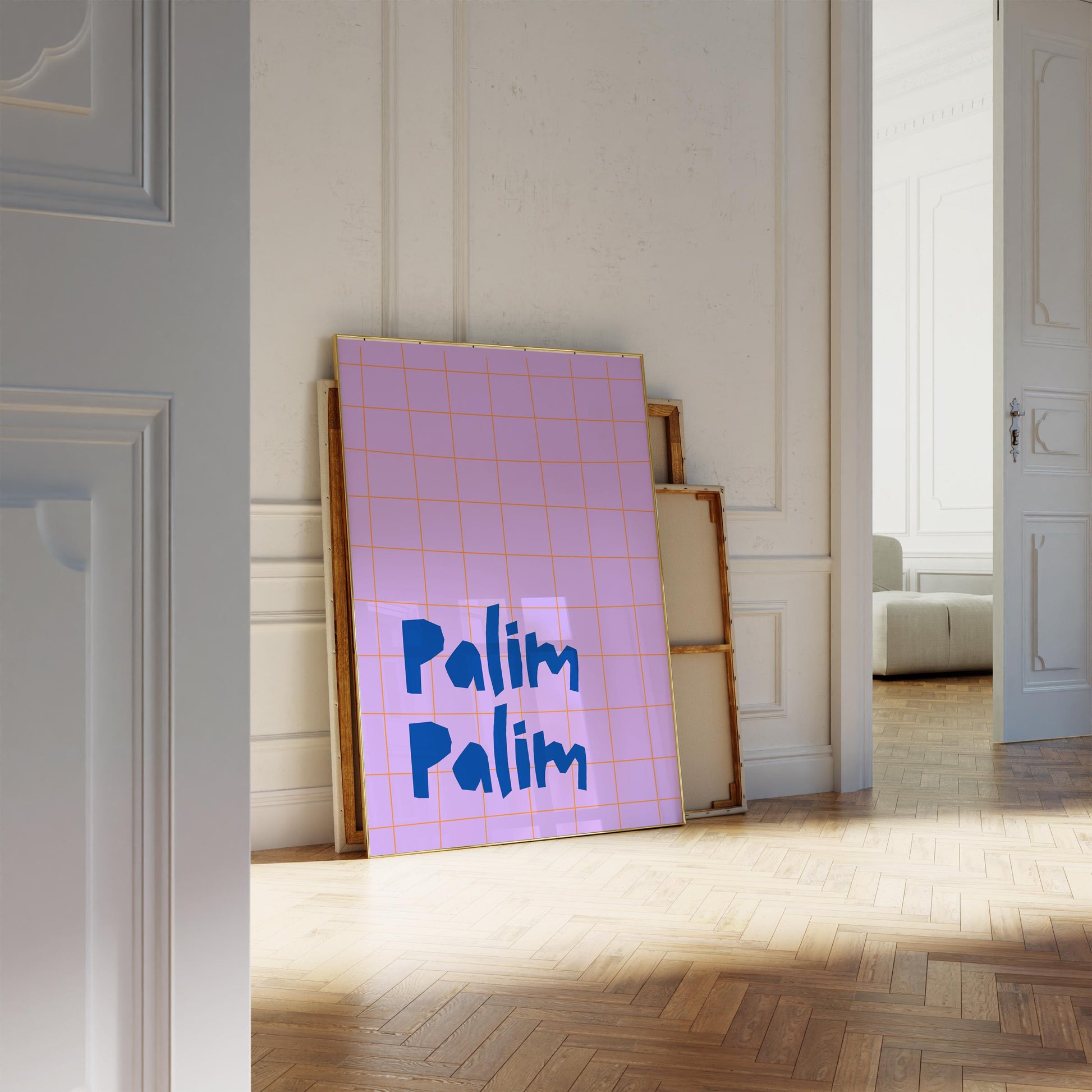 Verspieltes „Palim Palim“ Poster mit kantiger blauer Schrift auf lila Hintergrund. Orangefarbenes Rasterdesign verleiht dem Bild eine moderne, retro-inspirierte Ästhetik. Perfekt für Fans von Humor, Comedy und nostalgischen Designs.

Englisch:
Playful &quot;Palim Palim&quot; print featuring bold blue typography on a lilac background. Orange grid design adds a modern, retro-inspired touch. Perfect for fans of humor, comedy, and nostalgic aesthetics.