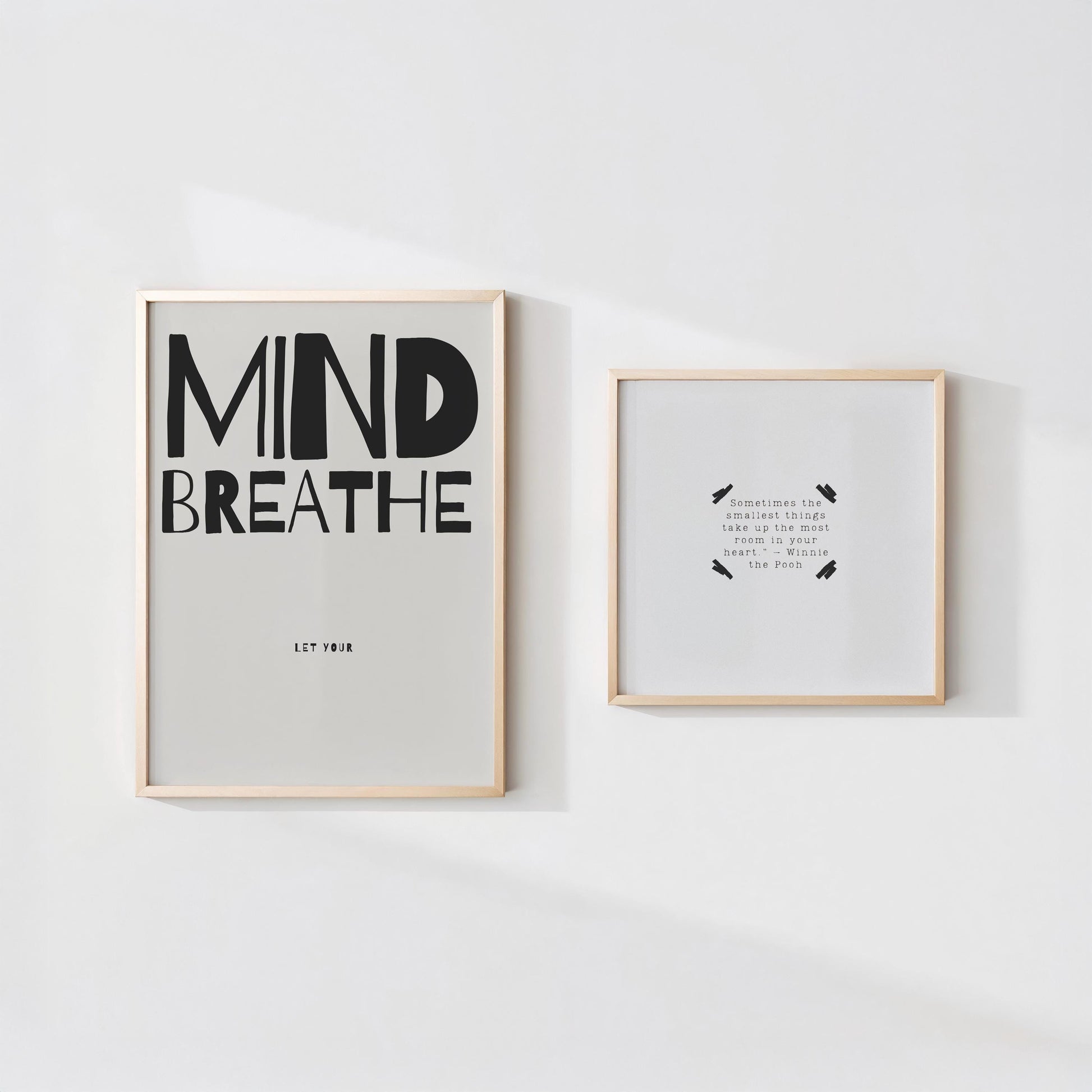 Minimalistisches Poster mit Winnie Puuh Zitat „Sometimes the smallest things take up the most room in your heart“, Schwarz-Weiß Design mit zwei zarten Pfeilen, moderne Wanddeko für Kinderzimmer oder als Geschenk zur Geburt oder Taufe.

🇬🇧 English:
Minimalist poster with Winnie the Pooh quote “Sometimes the smallest things take up the most room in your heart,” black and white design with two simple arrows, modern wall decor for nursery or as gift for baby birth or baptism.