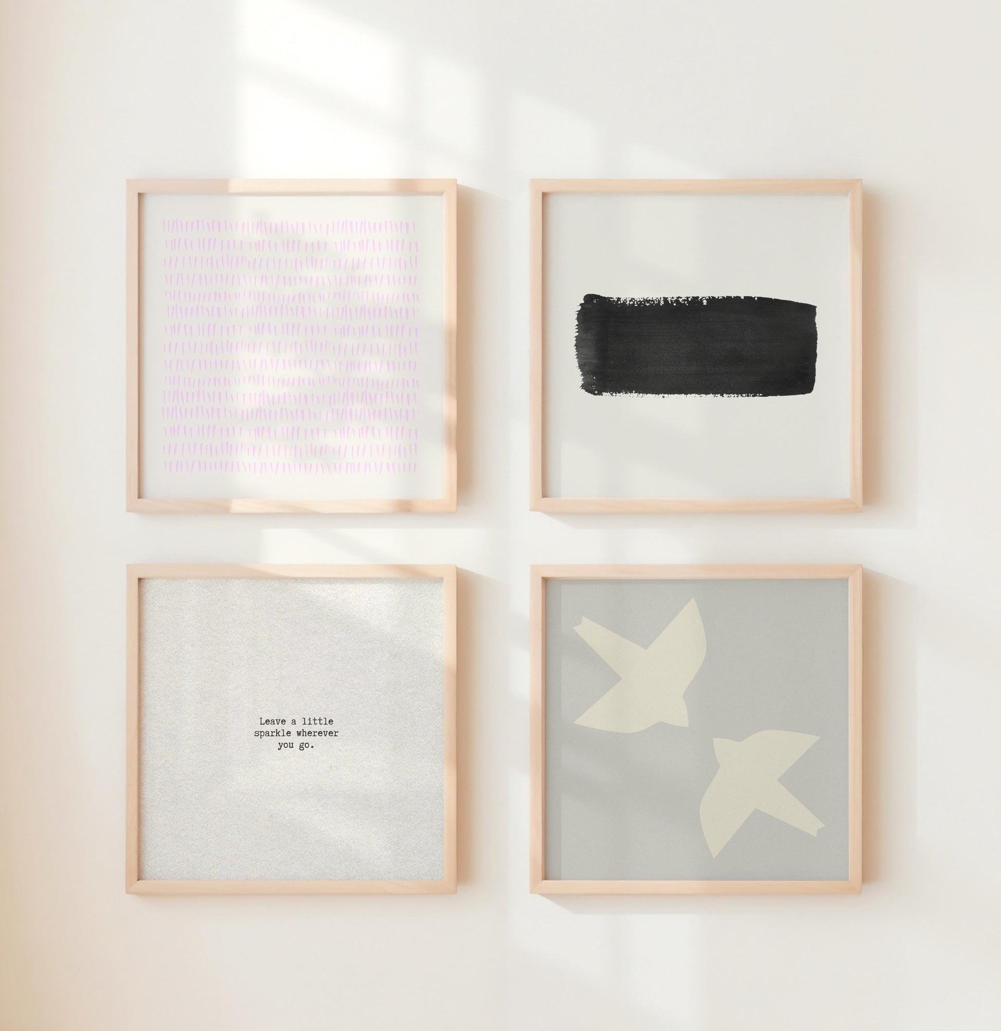 Zwei stilisierte Vögel in hellem Beige fliegen ruhig auf einem einfarbig grauen Hintergrund, minimalistisches Design im skandinavischen Stil – digitales Poster für moderne, naturinspirierte Wohnräume.

🇬🇧 English:
Two stylized birds in soft beige flying peacefully on a solid grey background, minimalist design in Scandinavian style – digital poster for modern, nature-inspired interiors.