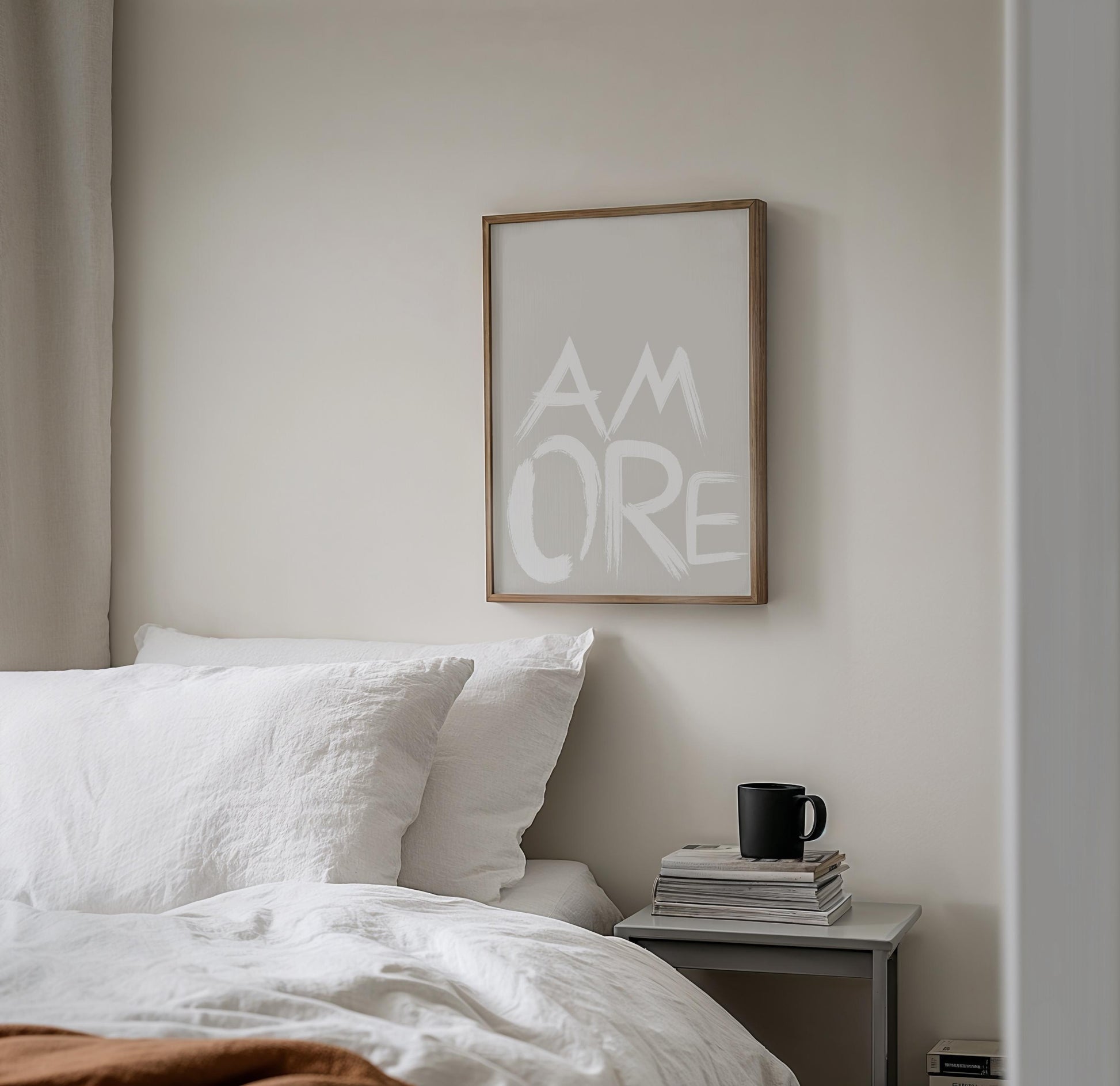 Poster mit dem Wort „AMORE“ in dynamischer, grober Pinselstrich-Optik auf hellem, beigem Hintergrund, handgemalte Buchstaben, modernes minimalistisches Design.

Englisch:
Poster featuring the word &quot;AMORE&quot; in dynamic, rough brushstroke style on a light beige background, hand-painted letters, modern minimalist design.