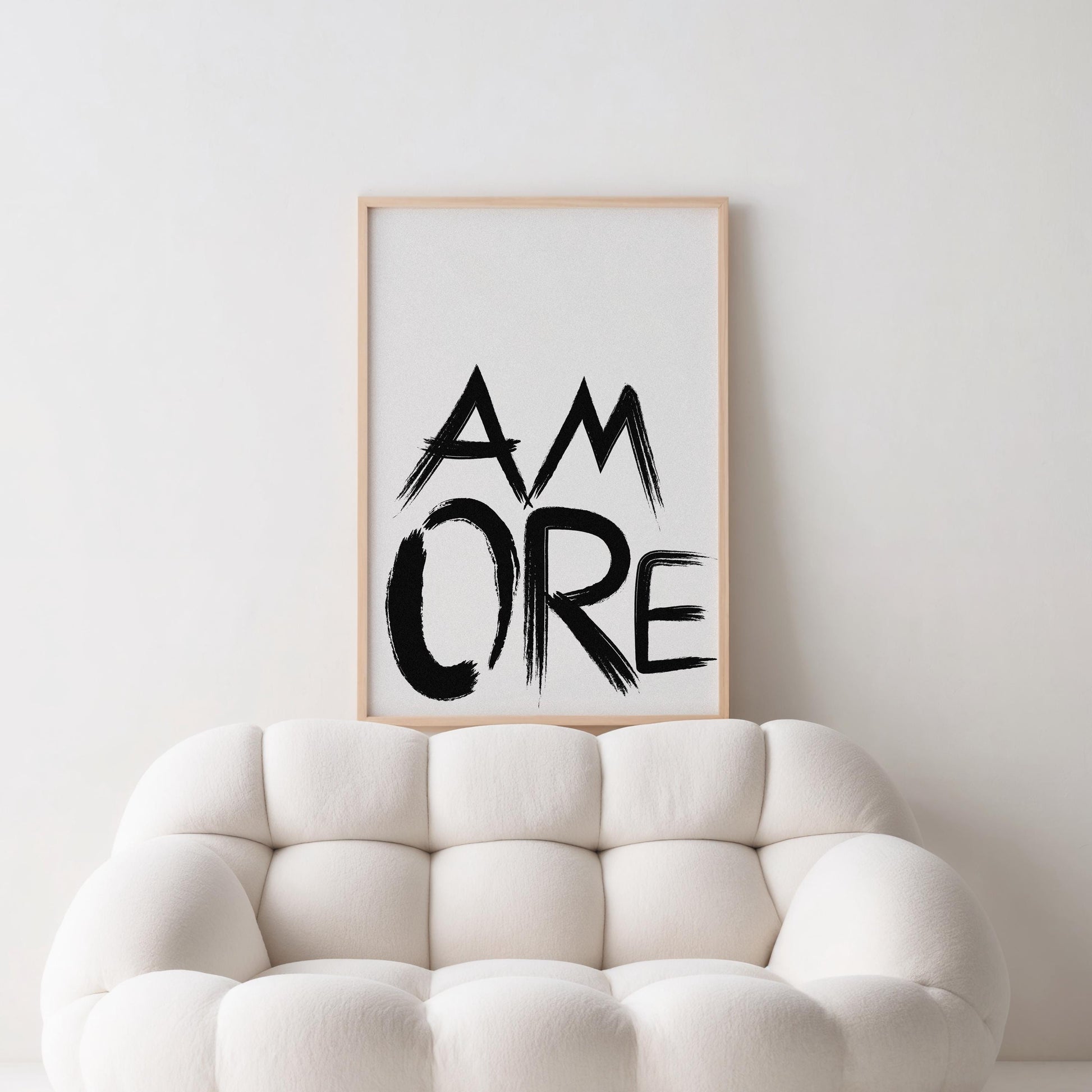 Poster mit dem Wort „AMORE“ in dynamischer, grober Pinselstrich-Optik auf hellem, beigem Hintergrund, handgemalte Buchstaben, modernes minimalistisches Design.

Englisch:
Poster featuring the word &quot;AMORE&quot; in dynamic, rough brushstroke style on a light beige background, hand-painted letters, modern minimalist design.