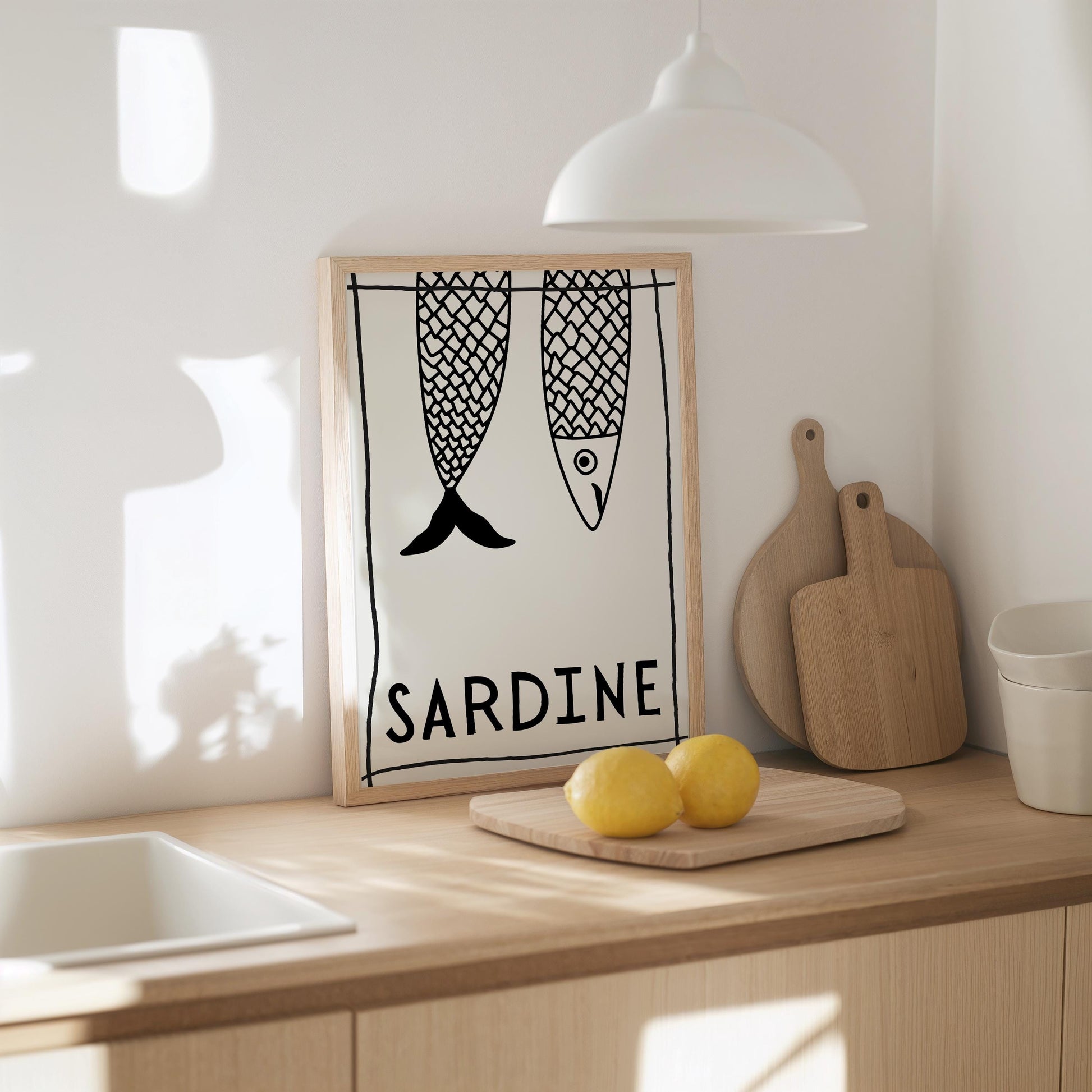 Black and white hand-drawn illustration of two hanging sardines with graphic scale patterns, one visible with eye and head, the other only showing the tail, framed in loose black lines, with the word &quot;SARDINE&quot; written in bold letters below.

🇩🇪 DEUTSCH:
Schwarz-weiße, handgezeichnete Illustration von zwei hängenden Sardinen mit grafischem Schuppenmuster, eine mit Kopf und Auge sichtbar, die andere zeigt nur den Schwanz, umrahmt von lockeren schwarzen Linien, darunter steht „SARDINE“
