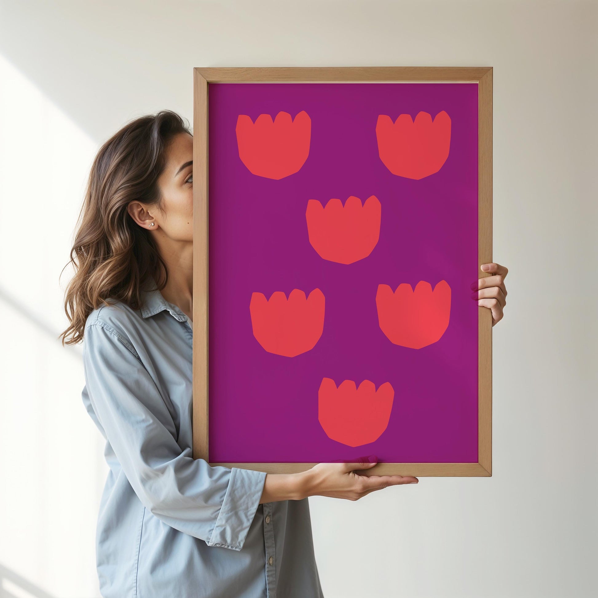 Minimalist flower print with six stylized red tulip-like shapes on a violet background, arranged in two vertical rows. Flat, graphic vector style artwork suitable for modern decor.

🇩🇪 Deutsch:
Minimalistisches Blumenbild mit sechs stilisierten roten Blüten auf violettem Hintergrund, in zwei vertikalen Reihen angeordnet. Flacher, grafischer Vektor-Stil für moderne Einrichtung.