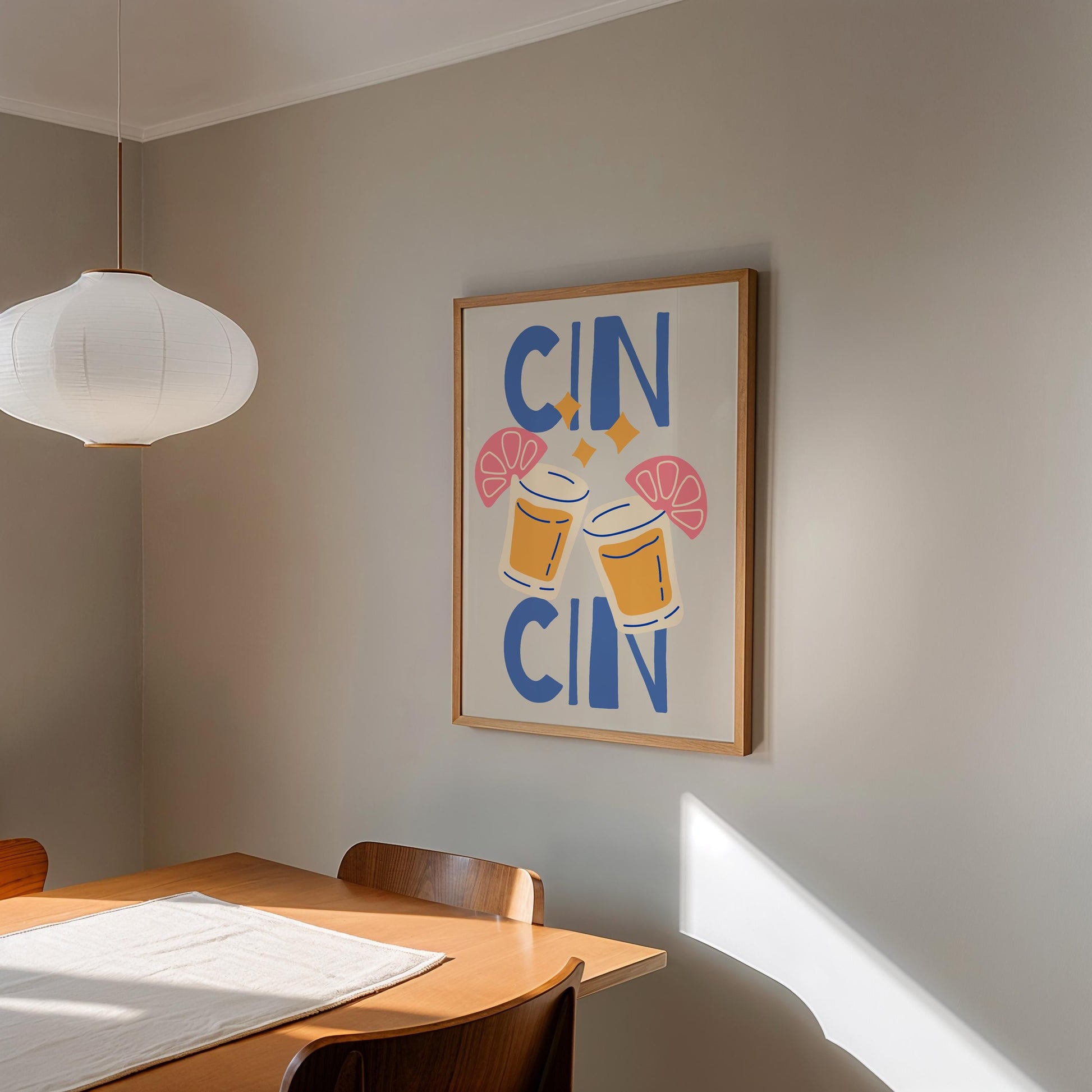 Illustration eines farbenfrohen „CIN CIN“-Posters mit zwei anstoßenden Cocktailgläsern, pinken Grapefruitscheiben, gelben Sternen und sommerlicher Farbpalette aus Blau, Orange und Pink. Ideal für Küche oder Bar.

English:
Colorful “CIN CIN” poster illustration with two clinking cocktail glasses, pink grapefruit slices, yellow sparkles, and a cheerful palette of blue, orange, and pink. Perfect for kitchen or bar décor.