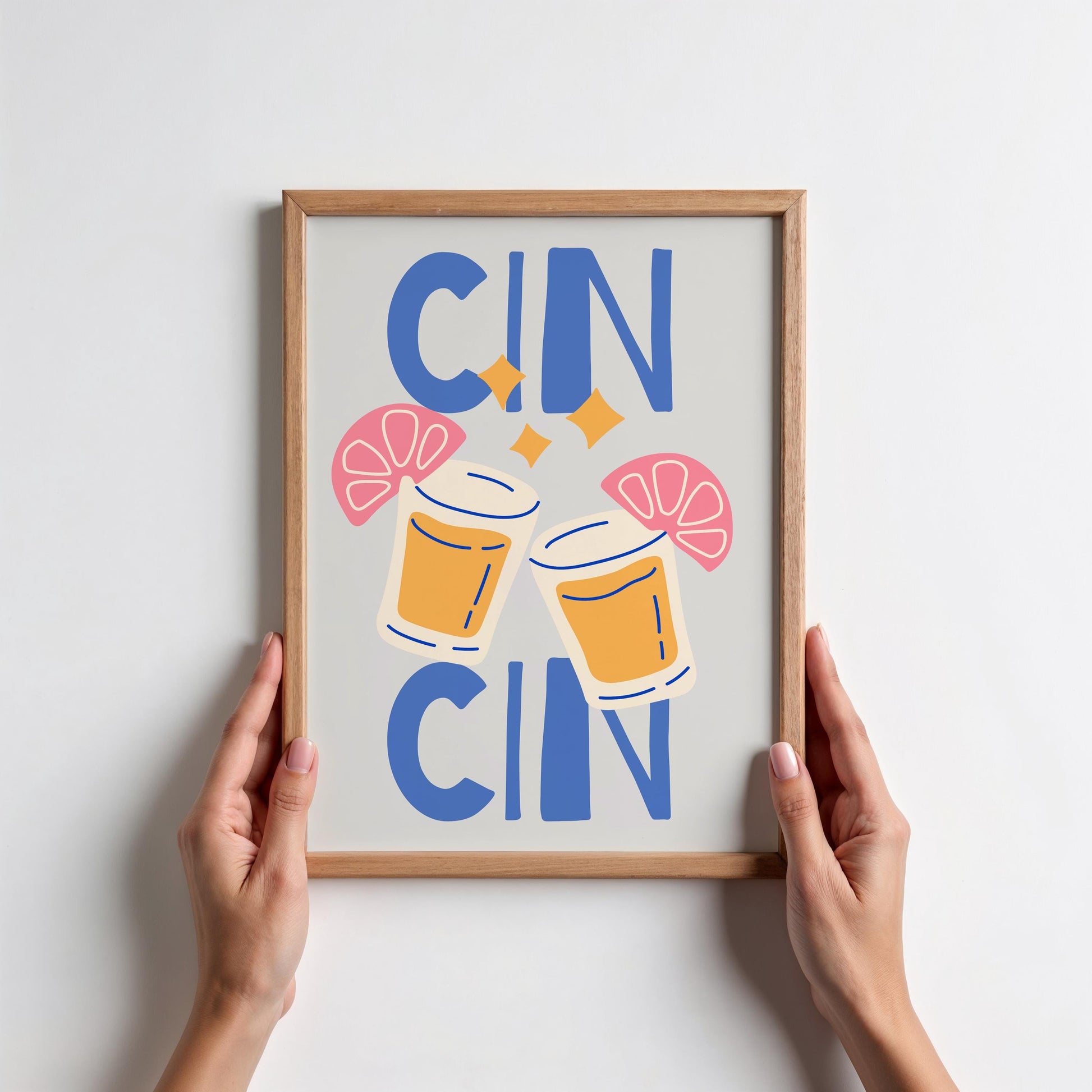 Illustration eines farbenfrohen „CIN CIN“-Posters mit zwei anstoßenden Cocktailgläsern, pinken Grapefruitscheiben, gelben Sternen und sommerlicher Farbpalette aus Blau, Orange und Pink. Ideal für Küche oder Bar.

English:
Colorful “CIN CIN” poster illustration with two clinking cocktail glasses, pink grapefruit slices, yellow sparkles, and a cheerful palette of blue, orange, and pink. Perfect for kitchen or bar décor.