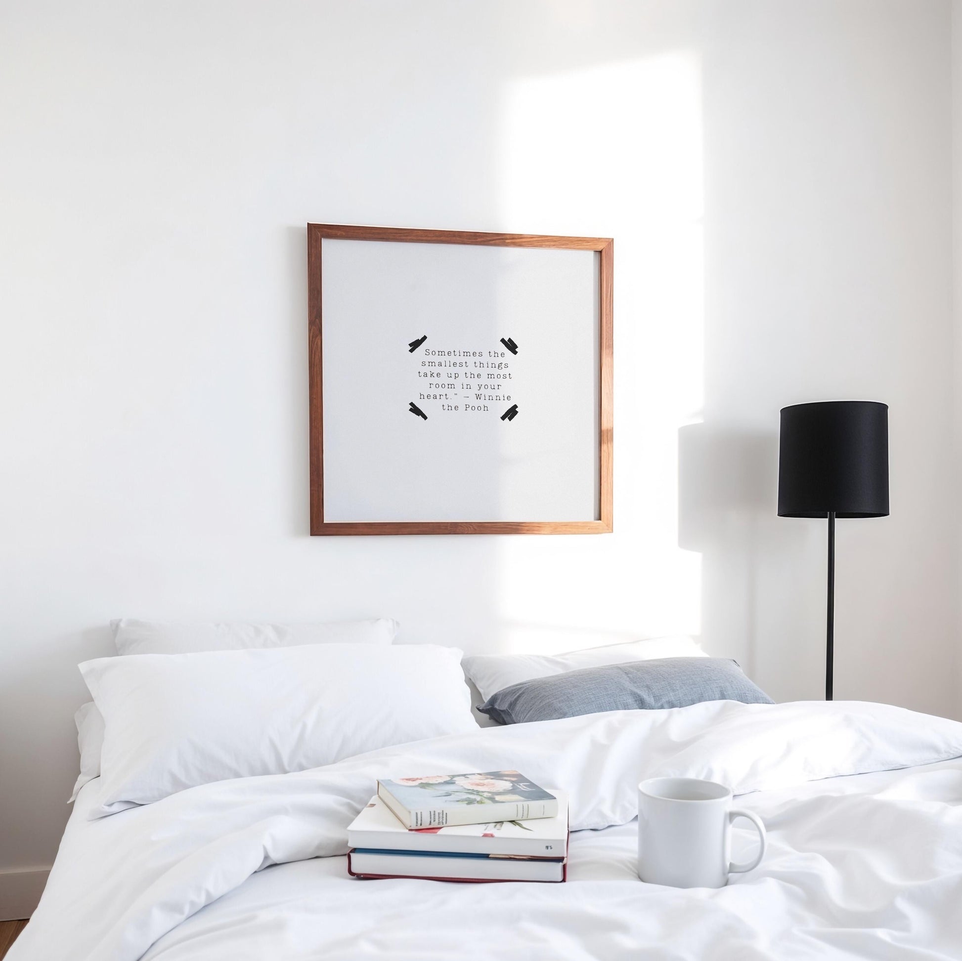 Minimalistisches Poster mit Winnie Puuh Zitat „Sometimes the smallest things take up the most room in your heart“, Schwarz-Weiß Design mit zwei zarten Pfeilen, moderne Wanddeko für Kinderzimmer oder als Geschenk zur Geburt oder Taufe.

🇬🇧 English:
Minimalist poster with Winnie the Pooh quote “Sometimes the smallest things take up the most room in your heart,” black and white design with two simple arrows, modern wall decor for nursery or as gift for baby birth or baptism.