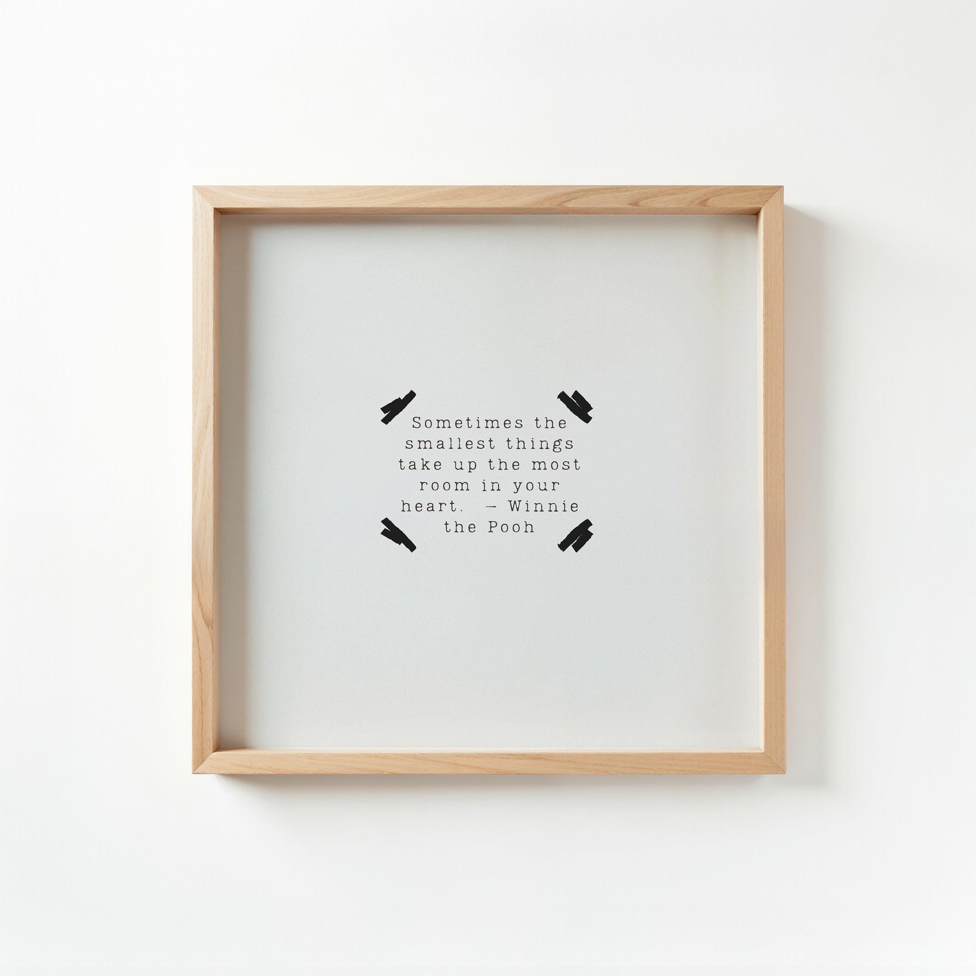 Minimalistisches Poster mit Winnie Puuh Zitat „Sometimes the smallest things take up the most room in your heart“, Schwarz-Weiß Design mit zwei zarten Pfeilen, moderne Wanddeko für Kinderzimmer oder als Geschenk zur Geburt oder Taufe.

🇬🇧 English:
Minimalist poster with Winnie the Pooh quote “Sometimes the smallest things take up the most room in your heart,” black and white design with two simple arrows, modern wall decor for nursery or as gift for baby birth or baptism.