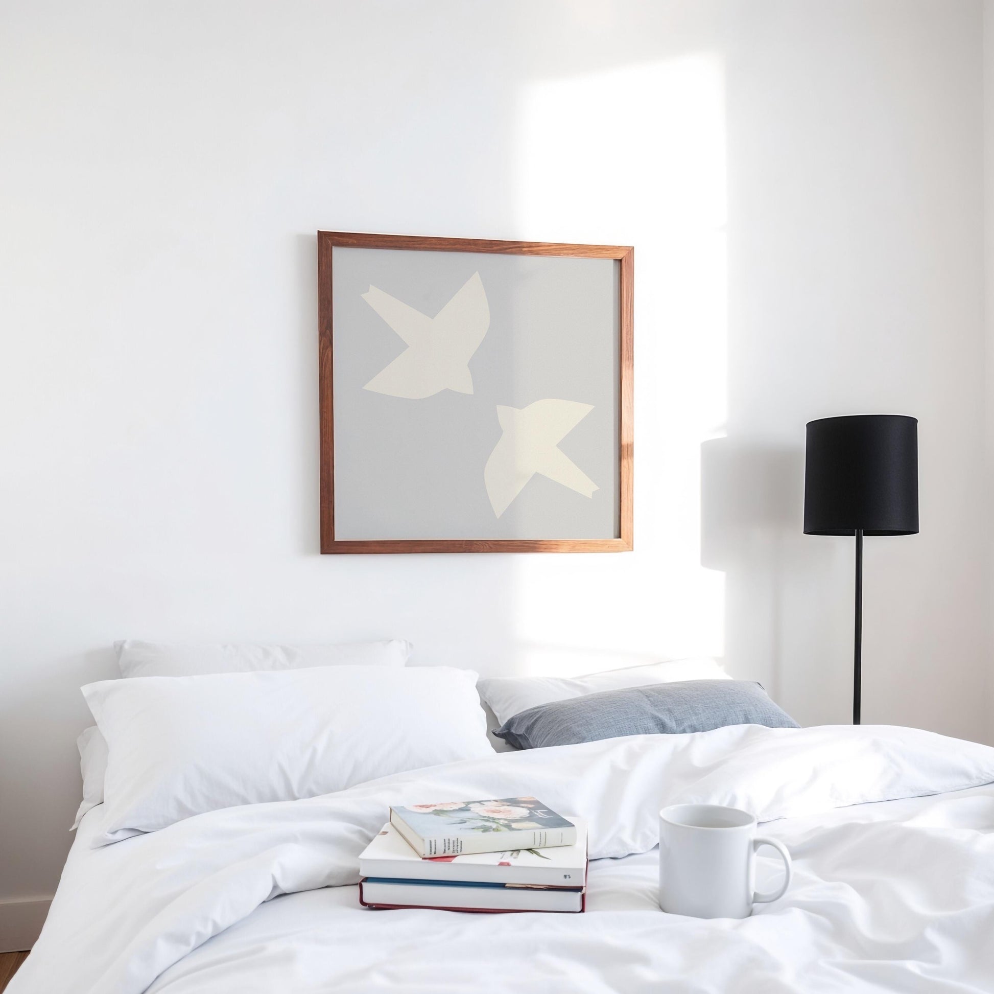 Zwei stilisierte Vögel in hellem Beige fliegen ruhig auf einem einfarbig grauen Hintergrund, minimalistisches Design im skandinavischen Stil – digitales Poster für moderne, naturinspirierte Wohnräume.

🇬🇧 English:
Two stylized birds in soft beige flying peacefully on a solid grey background, minimalist design in Scandinavian style – digital poster for modern, nature-inspired interiors.
