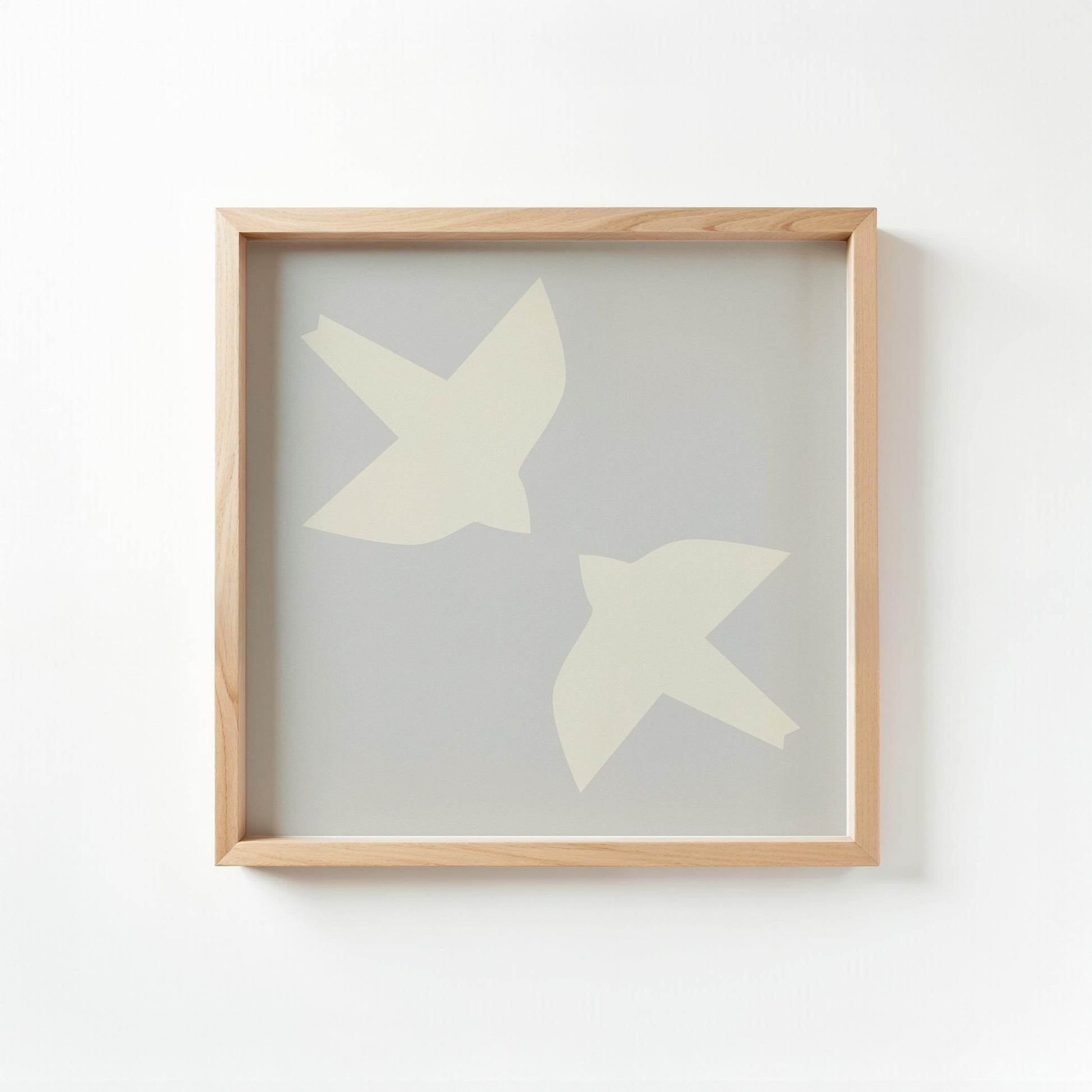 Zwei stilisierte Vögel in hellem Beige fliegen ruhig auf einem einfarbig grauen Hintergrund, minimalistisches Design im skandinavischen Stil – digitales Poster für moderne, naturinspirierte Wohnräume.

🇬🇧 English:
Two stylized birds in soft beige flying peacefully on a solid grey background, minimalist design in Scandinavian style – digital poster for modern, nature-inspired interiors.