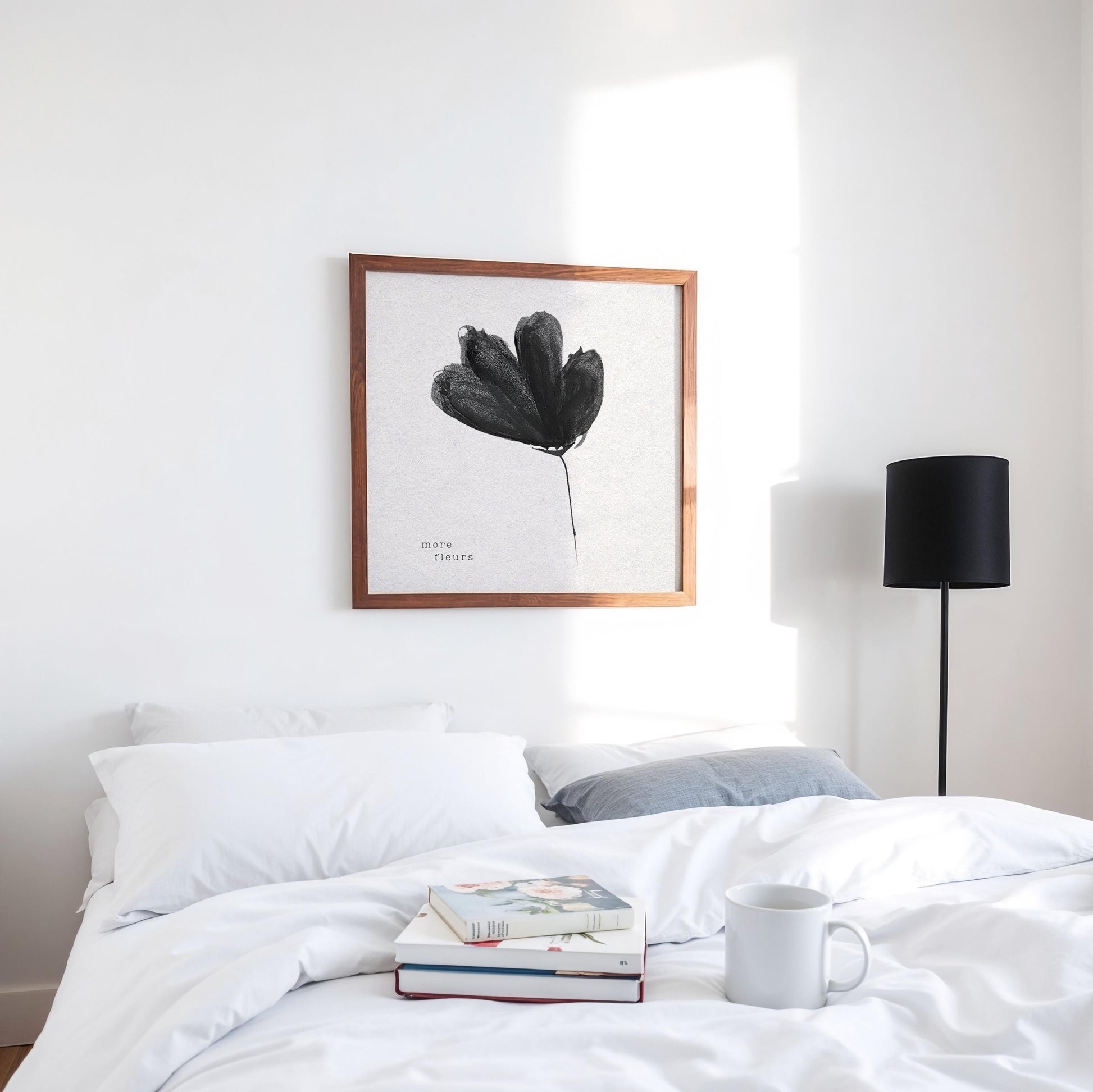 Schwarze, stilisierte Blume mit dem Schriftzug „more fleurs“ in moderner Schrift auf hellem Hintergrund. Minimalistisches Poster mit französischem Flair – perfekt für elegante, zurückhaltende Wohnräume.

🇬🇧 English:
Stylized black flower with the text “more fleurs” in modern typography on a light background. Minimalist poster with a French flair – ideal for elegant, understated interiors.
