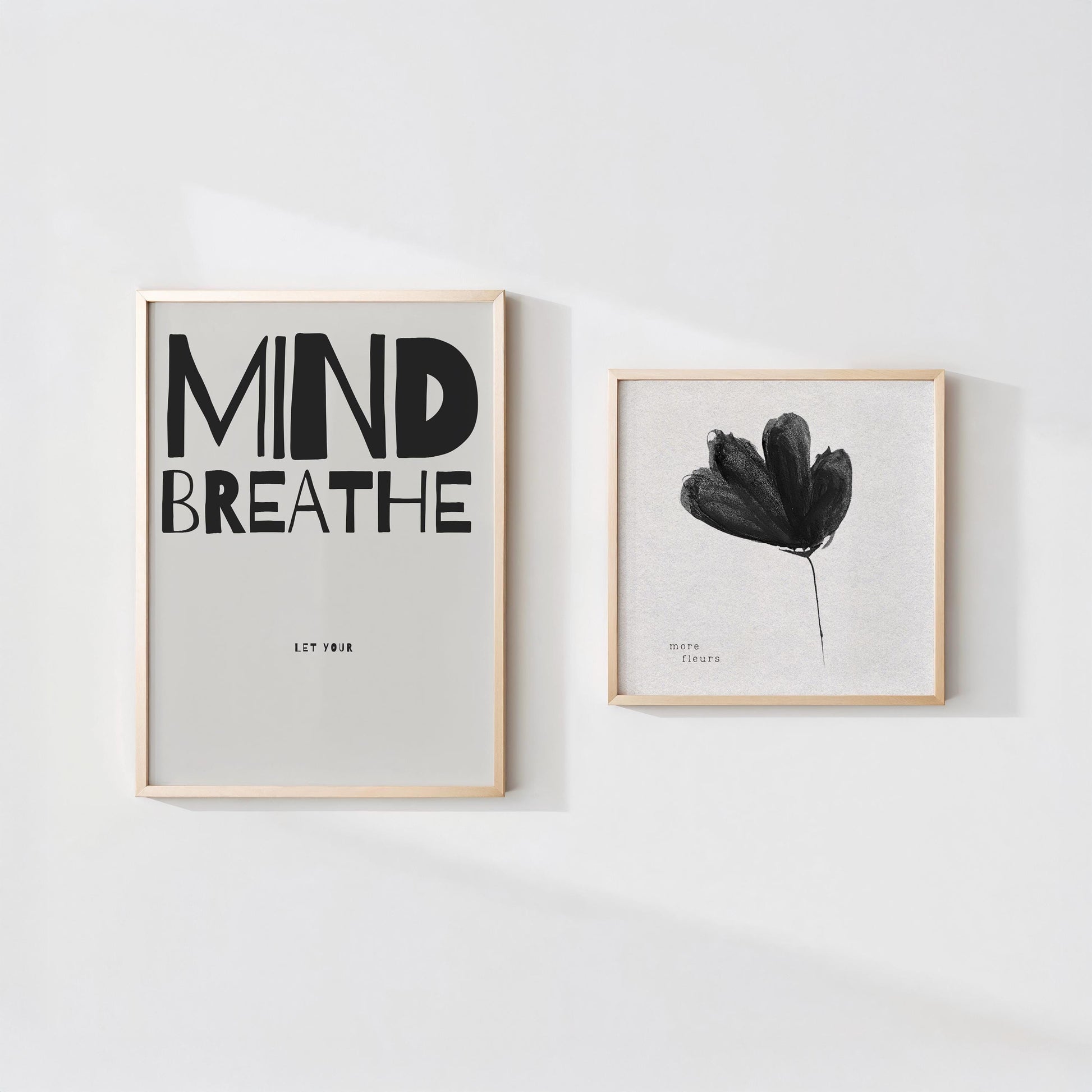 Schwarze, stilisierte Blume mit dem Schriftzug „more fleurs“ in moderner Schrift auf hellem Hintergrund. Minimalistisches Poster mit französischem Flair – perfekt für elegante, zurückhaltende Wohnräume.

🇬🇧 English:
Stylized black flower with the text “more fleurs” in modern typography on a light background. Minimalist poster with a French flair – ideal for elegant, understated interiors.