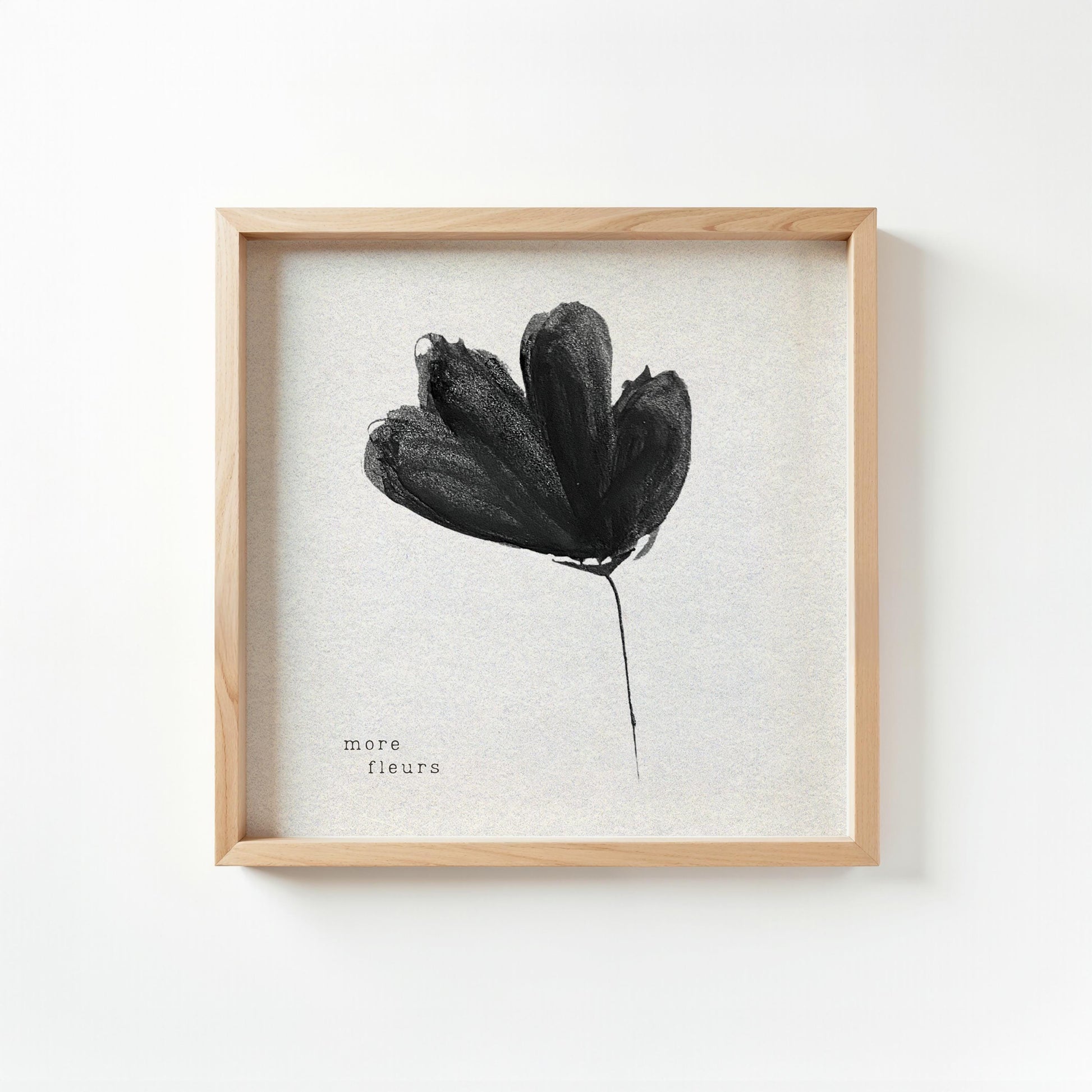 Schwarze, stilisierte Blume mit dem Schriftzug „more fleurs“ in moderner Schrift auf hellem Hintergrund. Minimalistisches Poster mit französischem Flair – perfekt für elegante, zurückhaltende Wohnräume.

🇬🇧 English:
Stylized black flower with the text “more fleurs” in modern typography on a light background. Minimalist poster with a French flair – ideal for elegant, understated interiors.