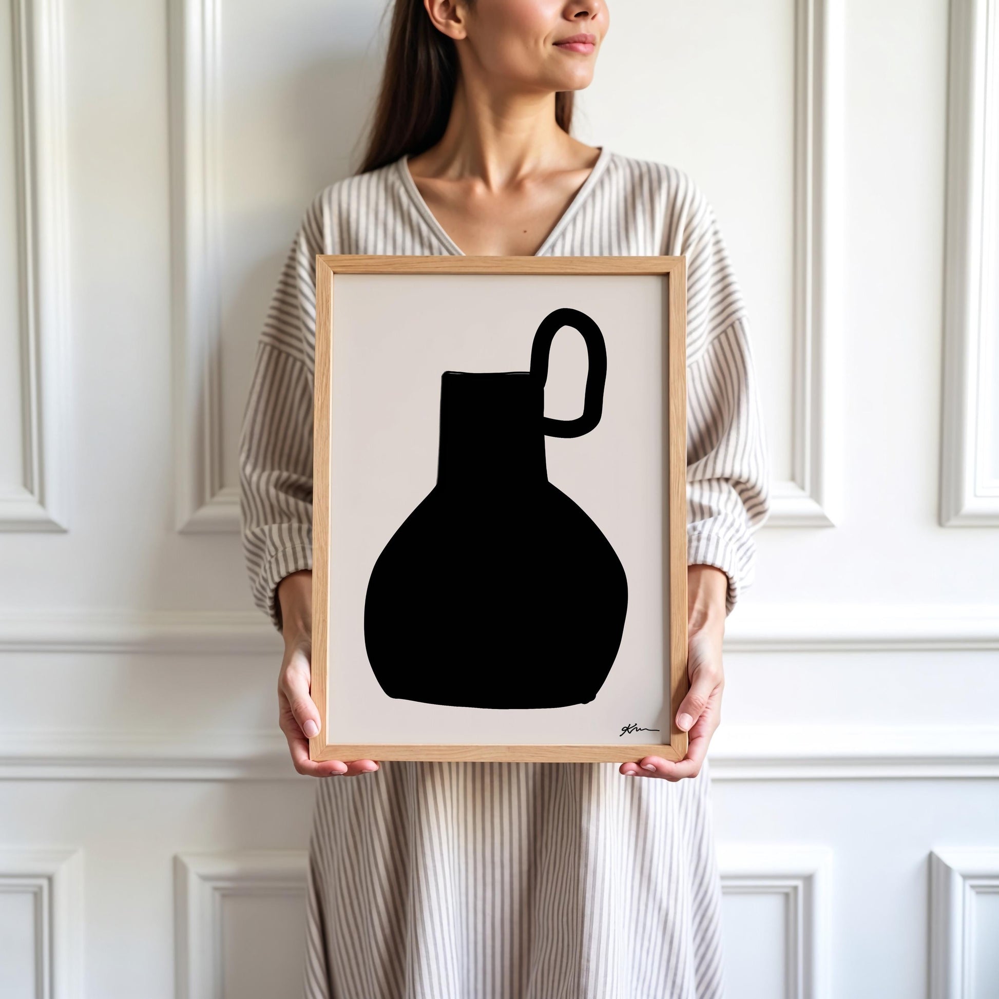 Stilisierte, schwarze Silhouette eines traditionellen Krugs mit Henkel, auf hellem Hintergrund. Minimalistisches, modernes Wandbild im Line-Art-Stil – ideal für Wohn- oder Arbeitsräume.

Englisch:
Stylized black silhouette of a traditional jug with handle, on a light background. Minimalist, modern wall print in line-art style – ideal for living or working spaces.