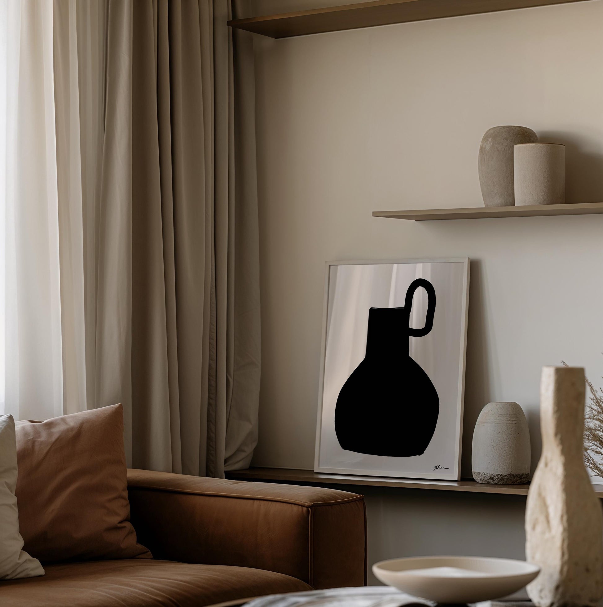 Stilisierte, schwarze Silhouette eines traditionellen Krugs mit Henkel, auf hellem Hintergrund. Minimalistisches, modernes Wandbild im Line-Art-Stil – ideal für Wohn- oder Arbeitsräume.

Englisch:
Stylized black silhouette of a traditional jug with handle, on a light background. Minimalist, modern wall print in line-art style – ideal for living or working spaces.
