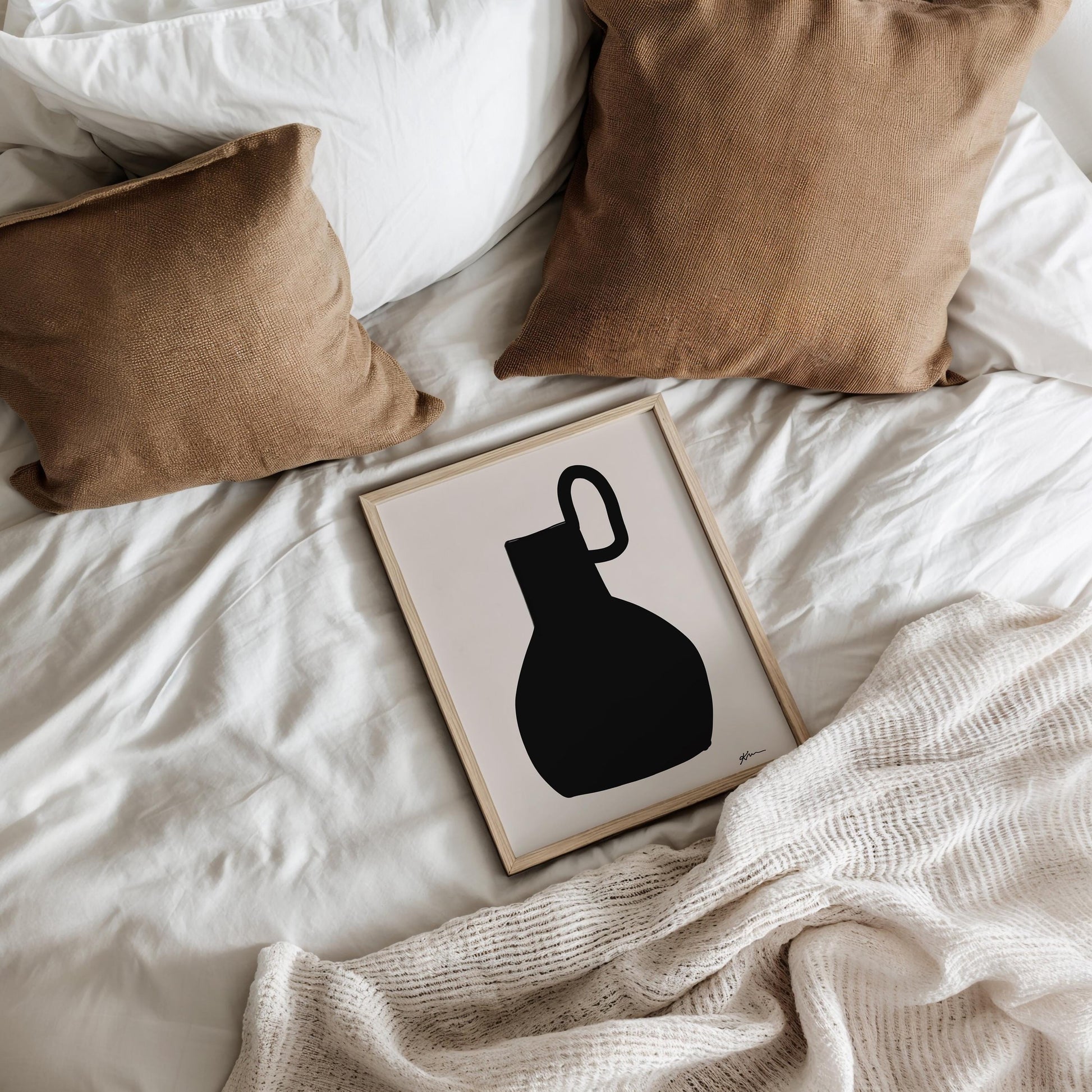 Stilisierte, schwarze Silhouette eines traditionellen Krugs mit Henkel, auf hellem Hintergrund. Minimalistisches, modernes Wandbild im Line-Art-Stil – ideal für Wohn- oder Arbeitsräume.

Englisch:
Stylized black silhouette of a traditional jug with handle, on a light background. Minimalist, modern wall print in line-art style – ideal for living or working spaces.