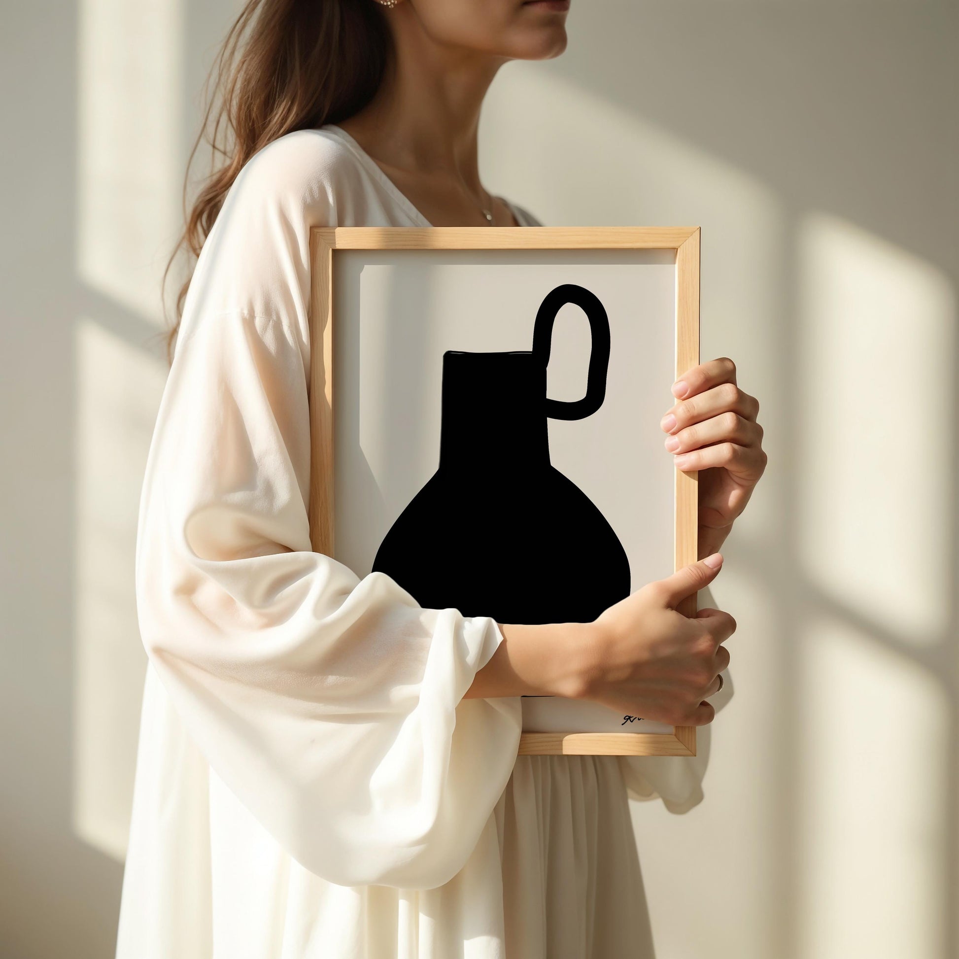 Stilisierte, schwarze Silhouette eines traditionellen Krugs mit Henkel, auf hellem Hintergrund. Minimalistisches, modernes Wandbild im Line-Art-Stil – ideal für Wohn- oder Arbeitsräume.

Englisch:
Stylized black silhouette of a traditional jug with handle, on a light background. Minimalist, modern wall print in line-art style – ideal for living or working spaces.
