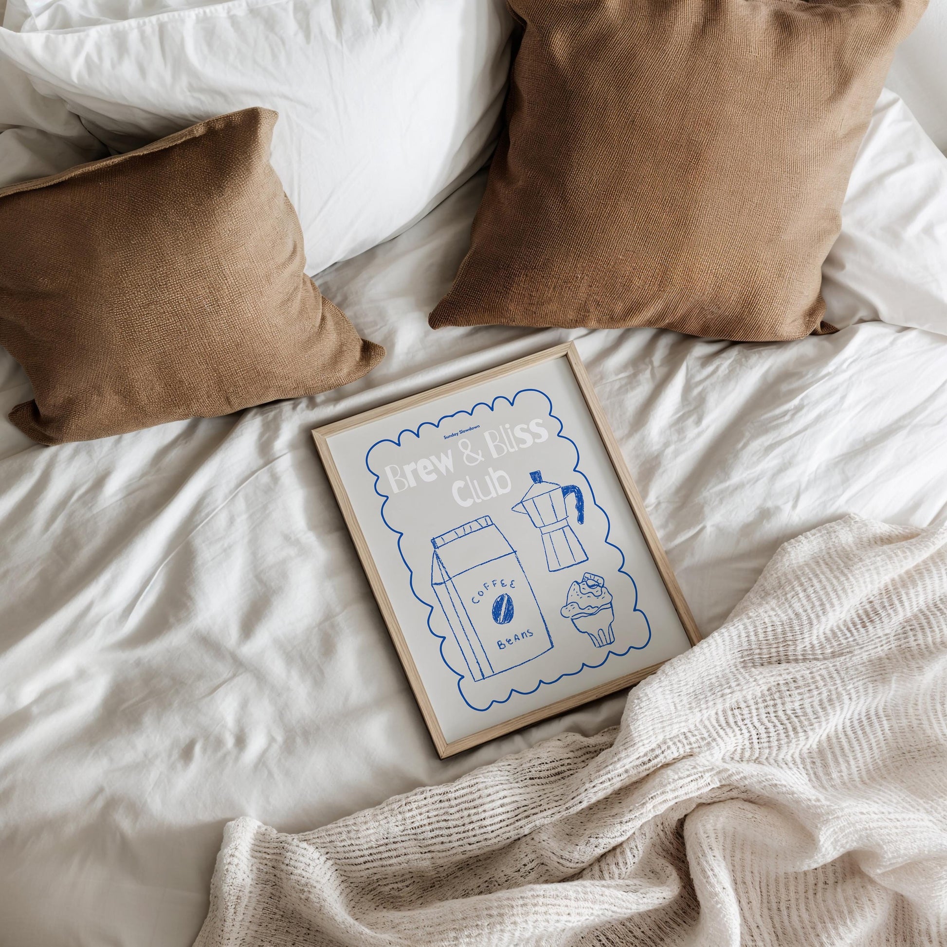 Hand-drawn poster with the title &quot;Brew & Bliss Club&quot;, featuring blue line art of coffee beans, moka pot, and dessert on a beige background, surrounded by a wavy blue frame. Perfect for coffee lovers and cozy home decor.

🇩🇪 DEUTSCH:
Handgezeichnetes Poster mit dem Titel „Brew & Bliss Club“, zeigt blaue Linienzeichnungen von Kaffeebohnen, Espressokanne und Dessert auf beigem Hintergrund mit welligem blauen Rahmen. Ideal für Kaffeeliebhaber und gemütliche Deko.
