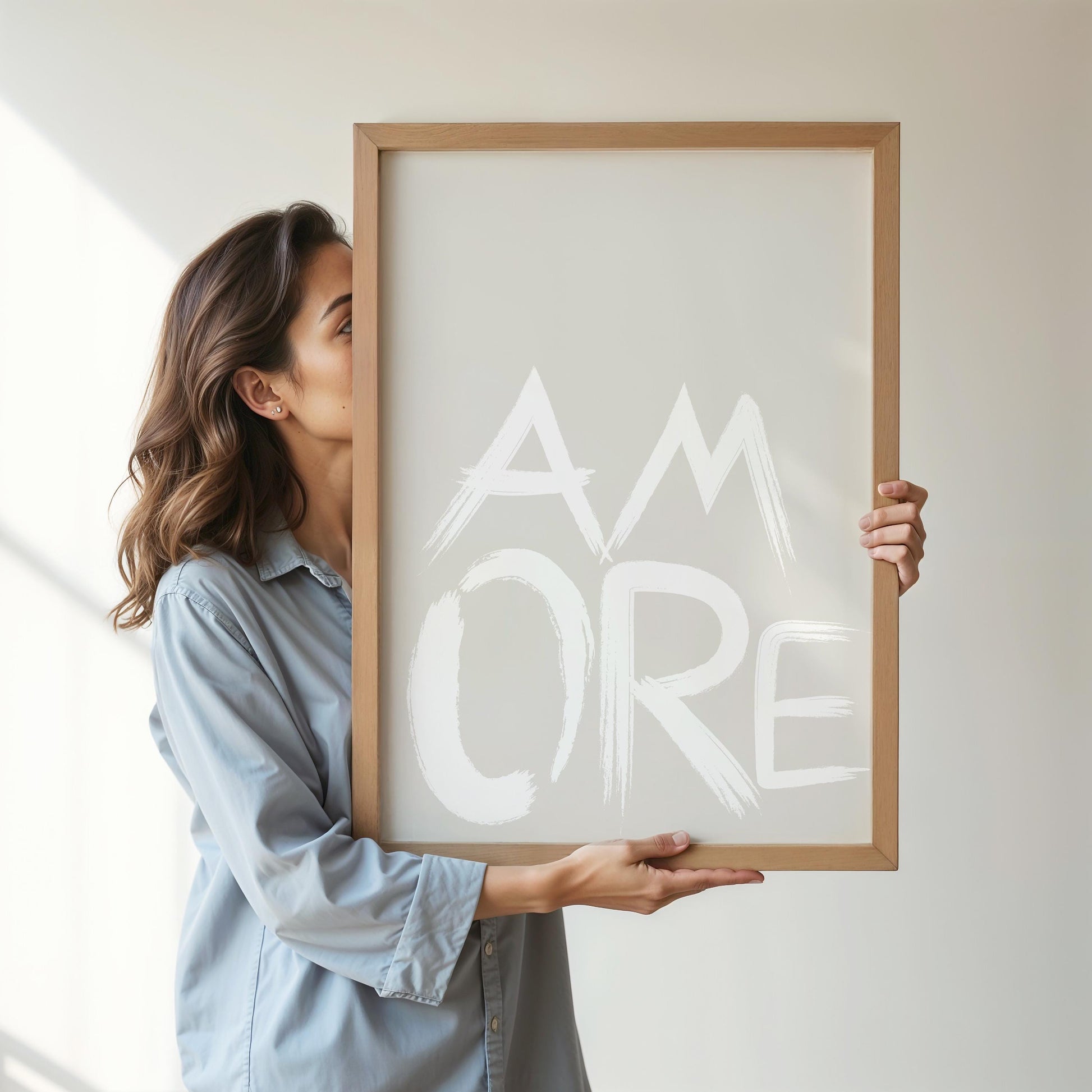 Poster mit dem Wort „AMORE“ in dynamischer, grober Pinselstrich-Optik auf hellem, beigem Hintergrund, handgemalte Buchstaben, modernes minimalistisches Design.

Englisch:
Poster featuring the word &quot;AMORE&quot; in dynamic, rough brushstroke style on a light beige background, hand-painted letters, modern minimalist design.
