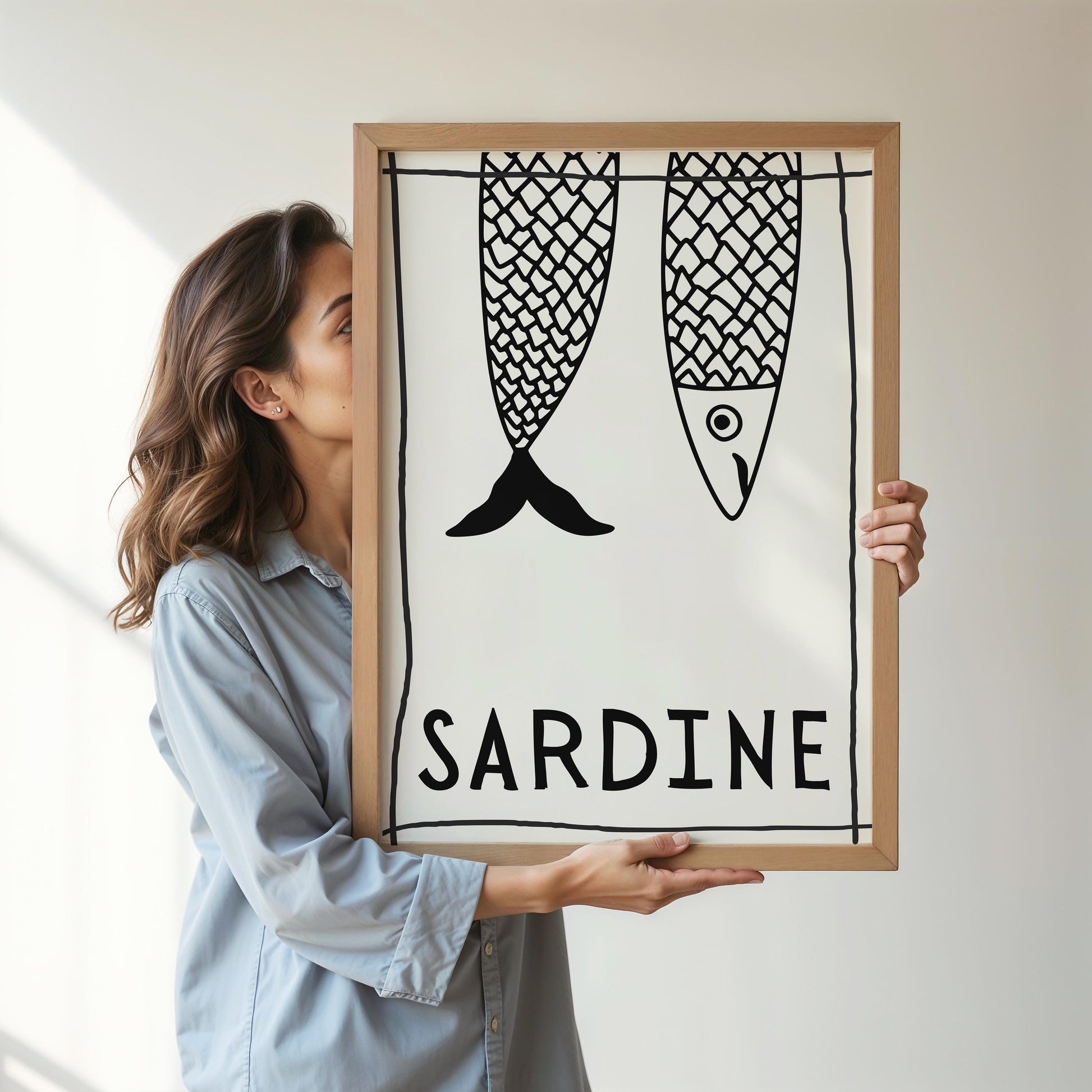 Black and white hand-drawn illustration of two hanging sardines with graphic scale patterns, one visible with eye and head, the other only showing the tail, framed in loose black lines, with the word &quot;SARDINE&quot; written in bold letters below.

🇩🇪 DEUTSCH:
Schwarz-weiße, handgezeichnete Illustration von zwei hängenden Sardinen mit grafischem Schuppenmuster, eine mit Kopf und Auge sichtbar, die andere zeigt nur den Schwanz, umrahmt von lockeren schwarzen Linien, darunter steht „SARDINE“
