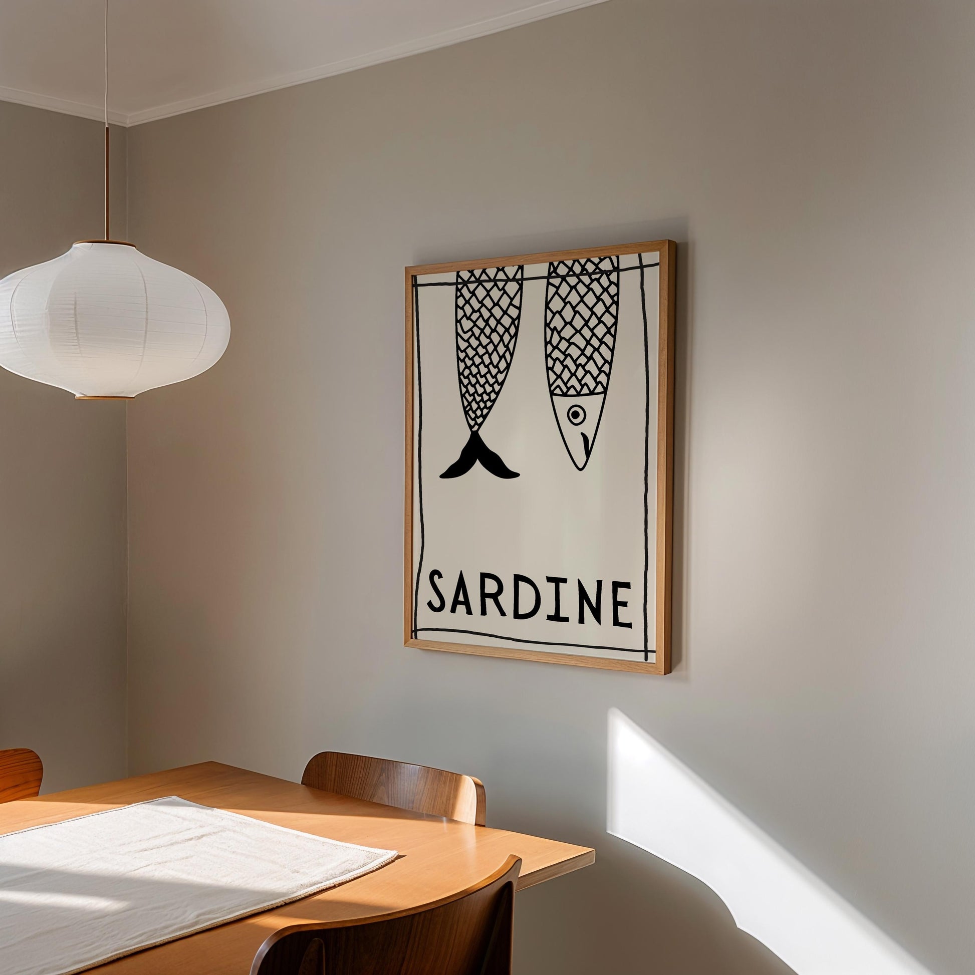 Black and white hand-drawn illustration of two hanging sardines with graphic scale patterns, one visible with eye and head, the other only showing the tail, framed in loose black lines, with the word &quot;SARDINE&quot; written in bold letters below.

🇩🇪 DEUTSCH:
Schwarz-weiße, handgezeichnete Illustration von zwei hängenden Sardinen mit grafischem Schuppenmuster, eine mit Kopf und Auge sichtbar, die andere zeigt nur den Schwanz, umrahmt von lockeren schwarzen Linien, darunter steht „SARDINE“