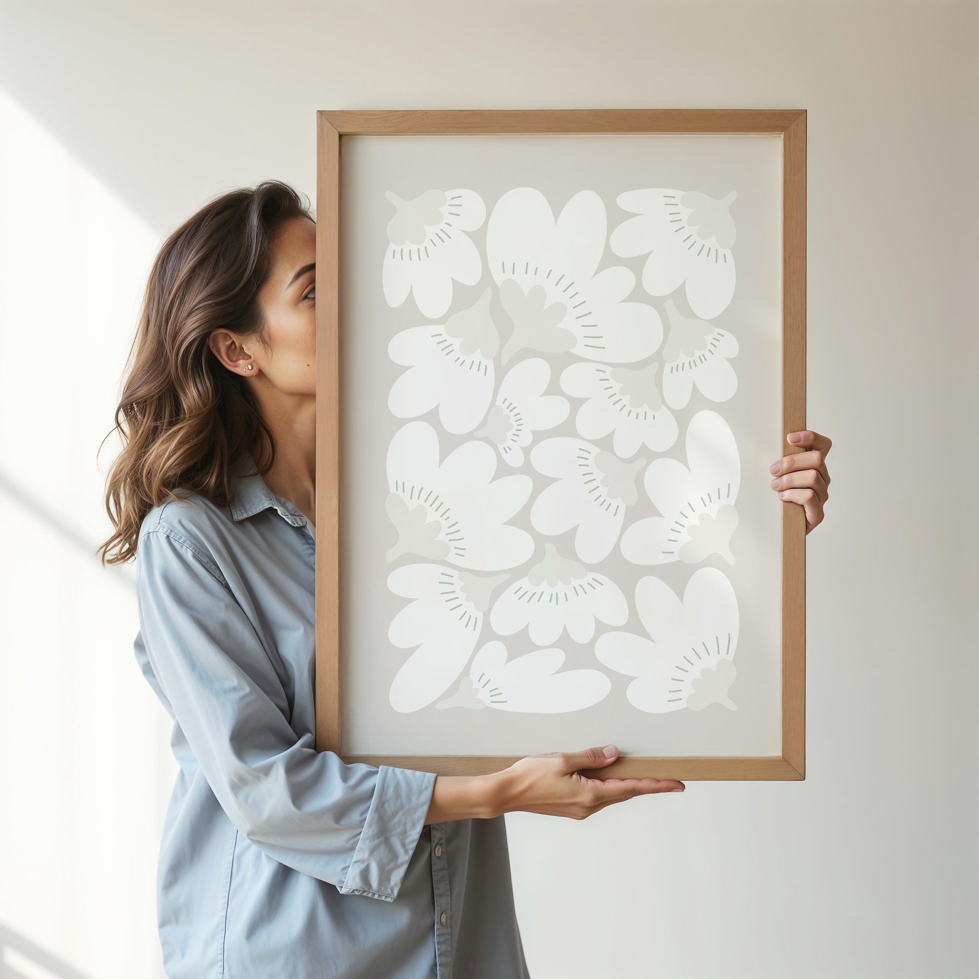 Stilisiertes Blumenmuster auf hellem Hintergrund. Die weißen Blüten mit hellgrauen Kelchen und feinen grünen Strichen wirken ruhig und modern. Perfekt als minimalistisches Wandbild im skandinavischen Stil, ideal für Wohnräume, Büros oder als Geschenk.

Englisch:
Stylized floral pattern on a light background. White flowers with pale gray centers and delicate green lines create a calm and modern look. Ideal as minimalist wall art in Scandinavian style, perfect for living spaces, offices, or