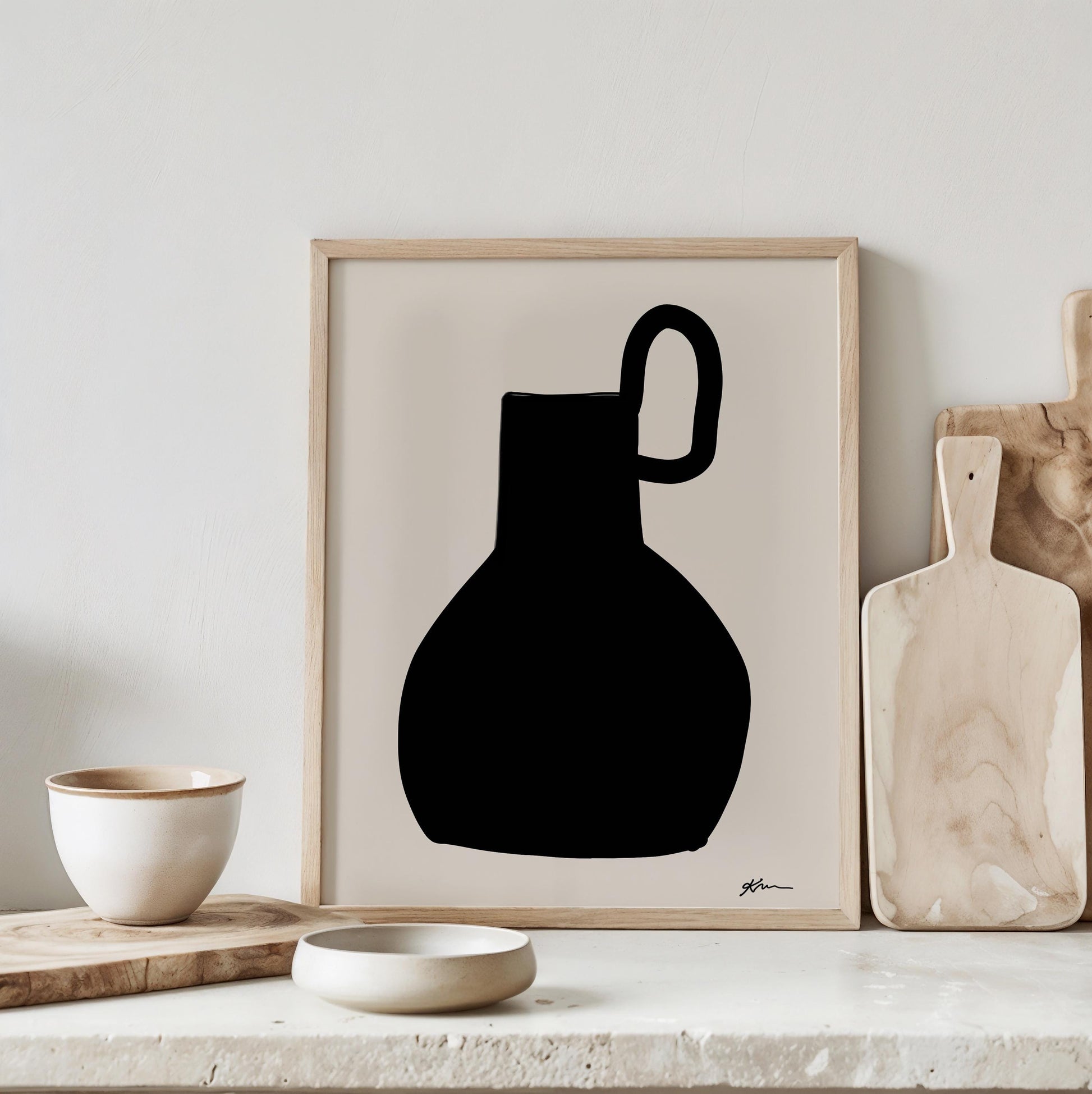 Stilisierte, schwarze Silhouette eines traditionellen Krugs mit Henkel, auf hellem Hintergrund. Minimalistisches, modernes Wandbild im Line-Art-Stil – ideal für Wohn- oder Arbeitsräume.

Englisch:
Stylized black silhouette of a traditional jug with handle, on a light background. Minimalist, modern wall print in line-art style – ideal for living or working spaces.