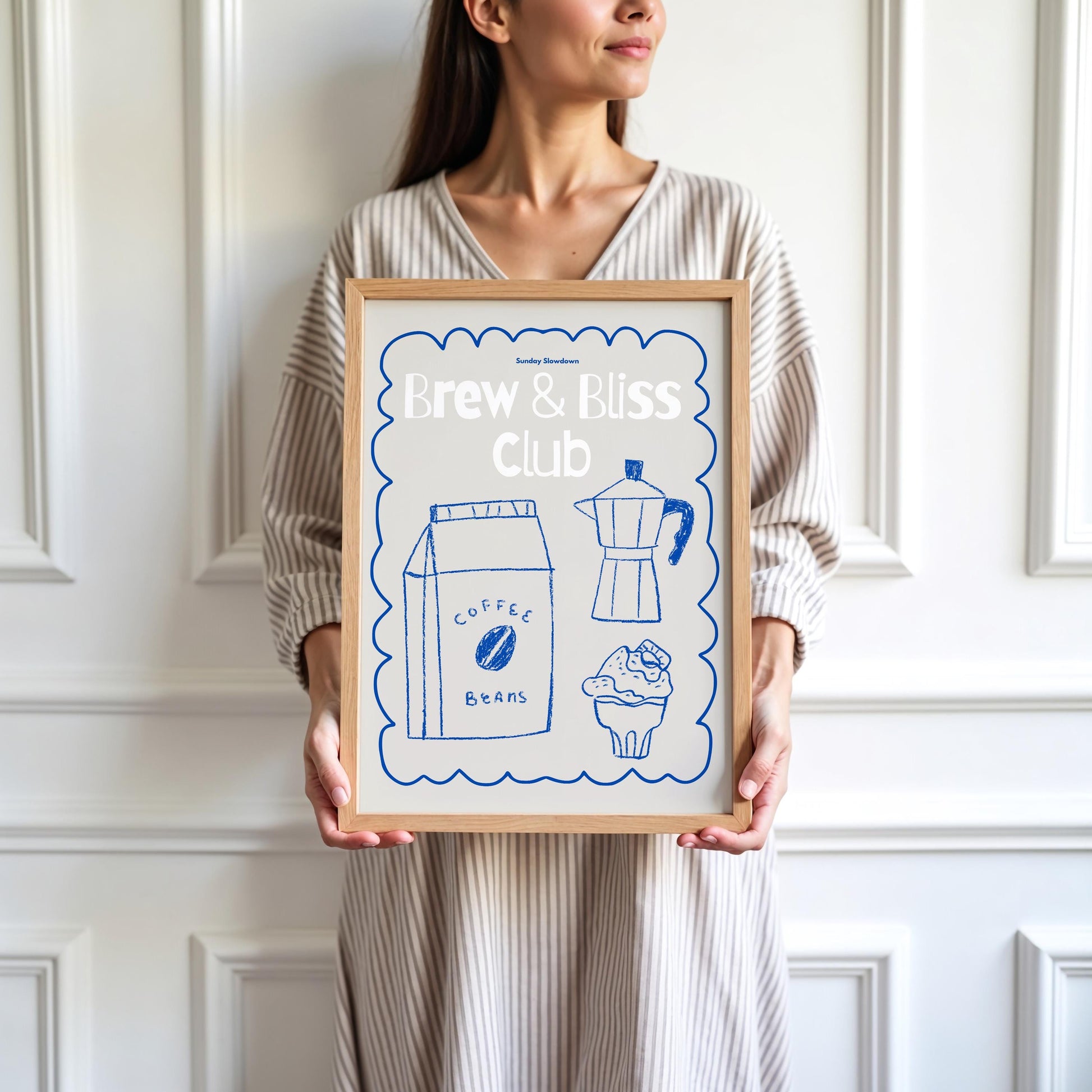 Hand-drawn poster with the title &quot;Brew & Bliss Club&quot;, featuring blue line art of coffee beans, moka pot, and dessert on a beige background, surrounded by a wavy blue frame. Perfect for coffee lovers and cozy home decor.

🇩🇪 DEUTSCH:
Handgezeichnetes Poster mit dem Titel „Brew & Bliss Club“, zeigt blaue Linienzeichnungen von Kaffeebohnen, Espressokanne und Dessert auf beigem Hintergrund mit welligem blauen Rahmen. Ideal für Kaffeeliebhaber und gemütliche Deko.