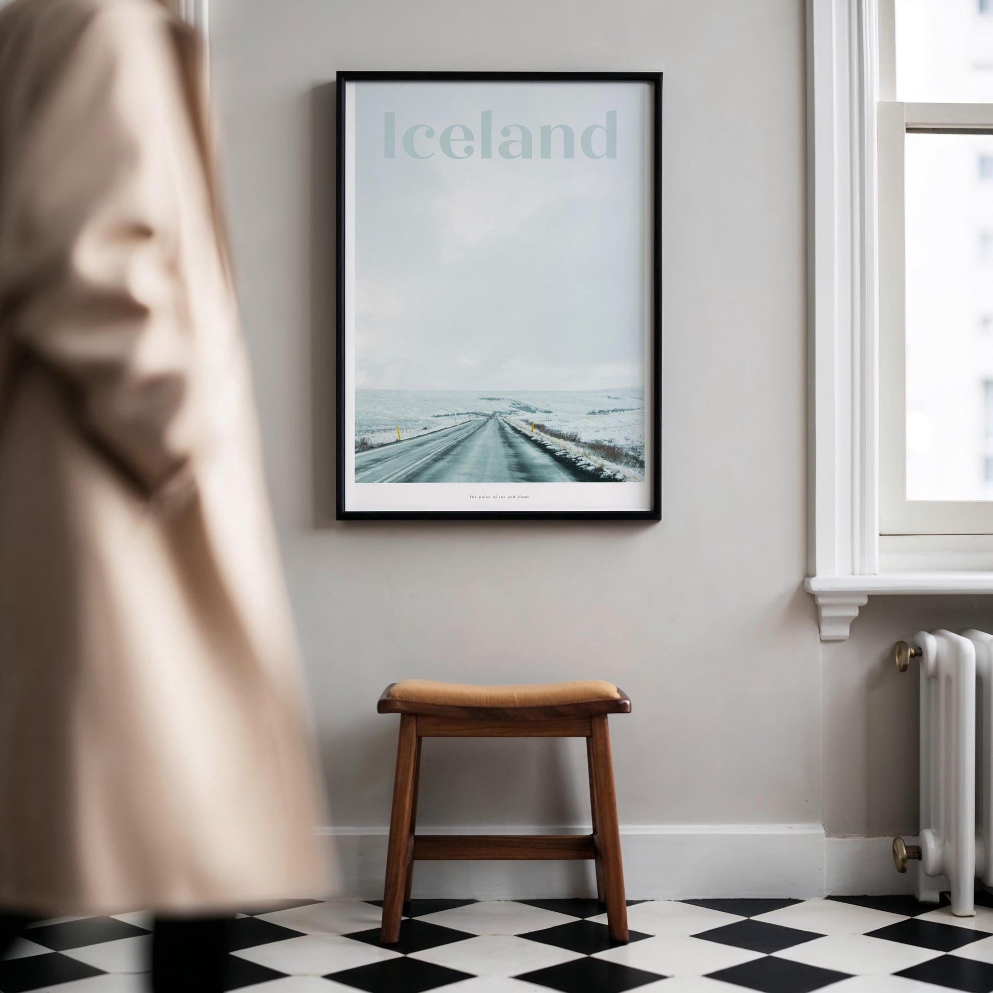 Poster mit isländischer Winterlandschaft: verschneite Straße führt durch weite Natur, Himmel bedeckt, Schriftzug „Iceland“ im oberen Bereich.

🇬🇧 English:
Poster featuring Icelandic winter landscape: snow-covered road through wide open nature, cloudy sky, “Iceland” text at the top.