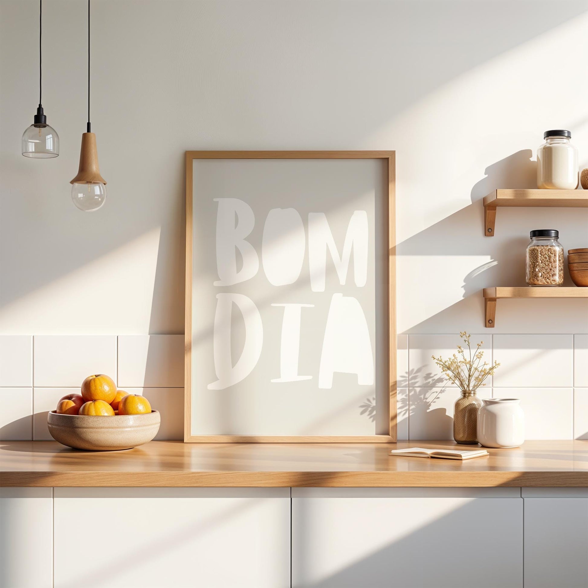 Poster mit dem Schriftzug „BOM DIA“ in großen weißen Buchstaben auf beigem Hintergrund. Verspielte, handschriftliche Typografie im skandinavisch-minimalistischen Stil. Modernes Wandbild für Küche, Büro oder Wohnzimmer.

🇬🇧 English:
Poster with the text &quot;BOM DIA&quot; in large white letters on a beige background. Playful, handwritten typography in Scandinavian minimalist style. Modern wall art for kitchen, office or living room.