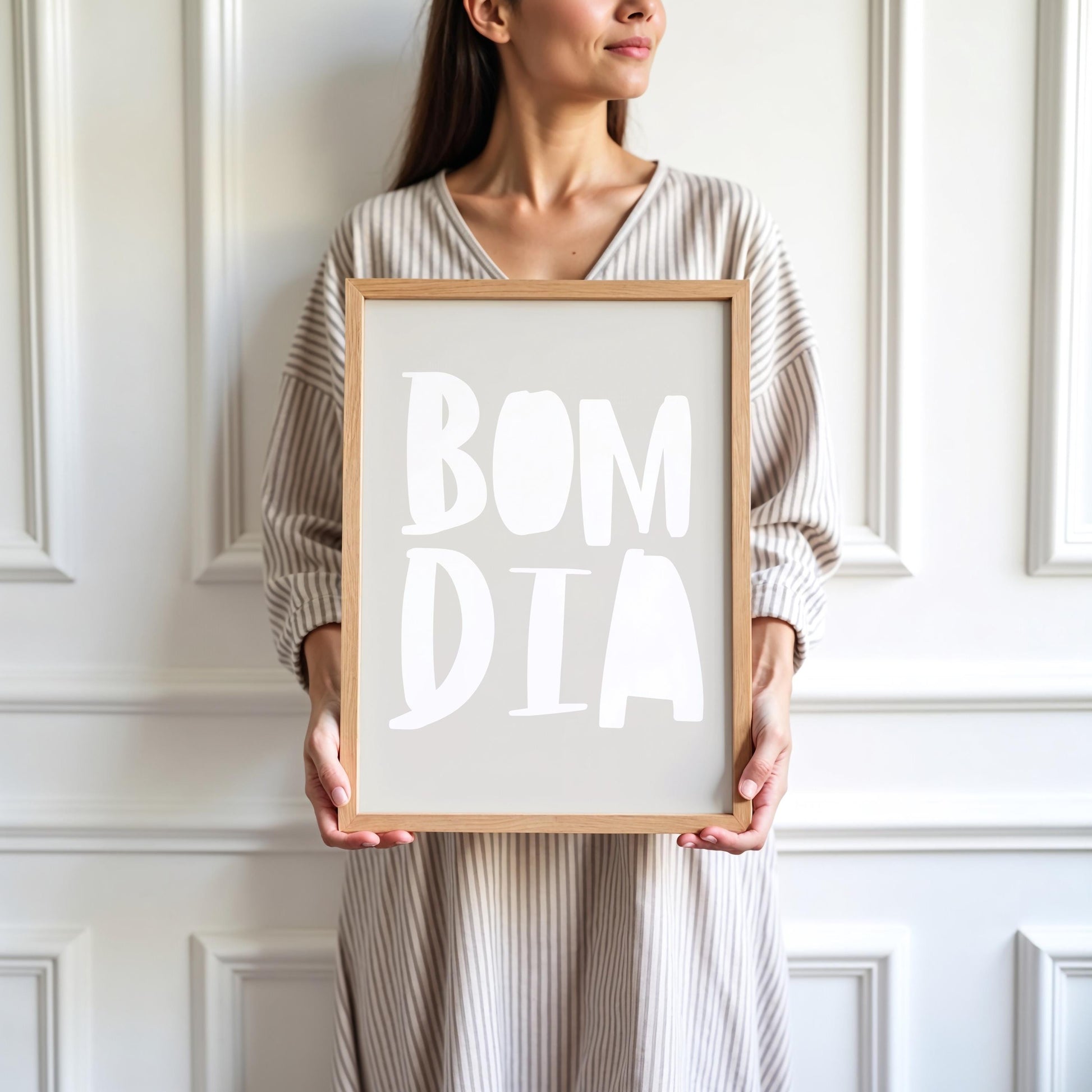 Poster mit dem Schriftzug „BOM DIA“ in großen weißen Buchstaben auf beigem Hintergrund. Verspielte, handschriftliche Typografie im skandinavisch-minimalistischen Stil. Modernes Wandbild für Küche, Büro oder Wohnzimmer.

🇬🇧 English:
Poster with the text &quot;BOM DIA&quot; in large white letters on a beige background. Playful, handwritten typography in Scandinavian minimalist style. Modern wall art for kitchen, office or living room.