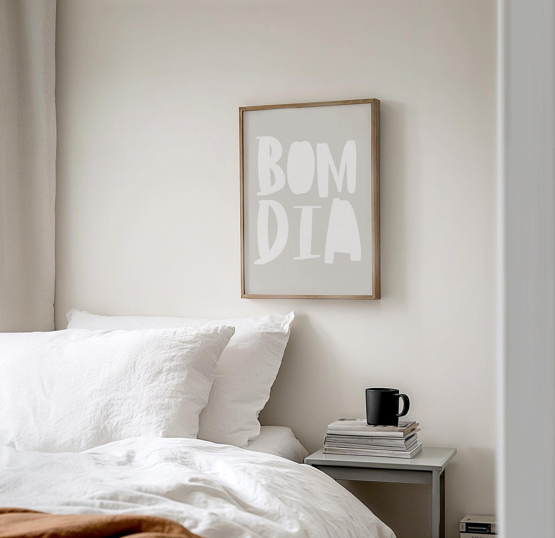Poster mit dem Schriftzug „BOM DIA“ in großen weißen Buchstaben auf beigem Hintergrund. Verspielte, handschriftliche Typografie im skandinavisch-minimalistischen Stil. Modernes Wandbild für Küche, Büro oder Wohnzimmer.

🇬🇧 English:
Poster with the text &quot;BOM DIA&quot; in large white letters on a beige background. Playful, handwritten typography in Scandinavian minimalist style. Modern wall art for kitchen, office or living room.