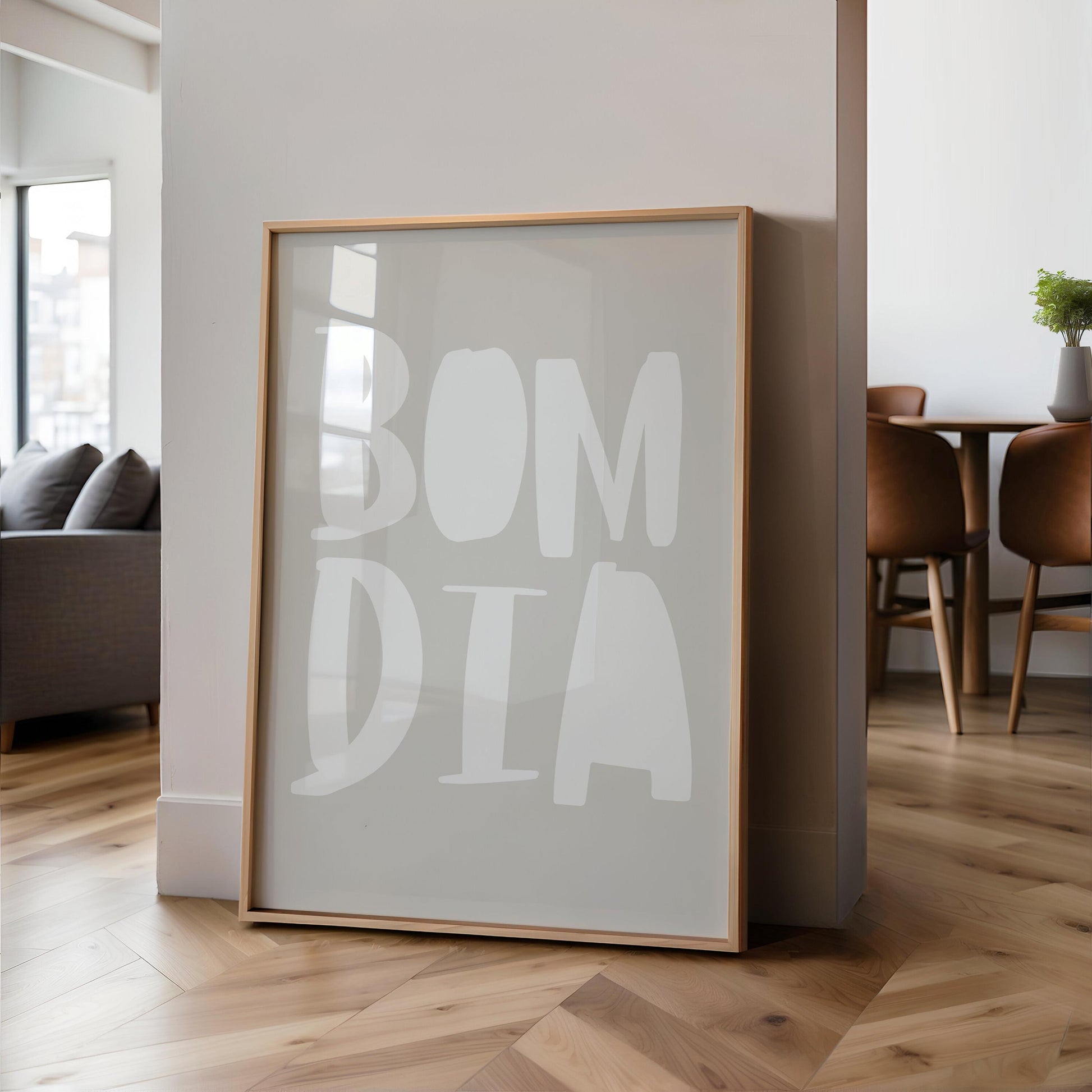Poster mit dem Schriftzug „BOM DIA“ in großen weißen Buchstaben auf beigem Hintergrund. Verspielte, handschriftliche Typografie im skandinavisch-minimalistischen Stil. Modernes Wandbild für Küche, Büro oder Wohnzimmer.

🇬🇧 English:
Poster with the text &quot;BOM DIA&quot; in large white letters on a beige background. Playful, handwritten typography in Scandinavian minimalist style. Modern wall art for kitchen, office or living room.