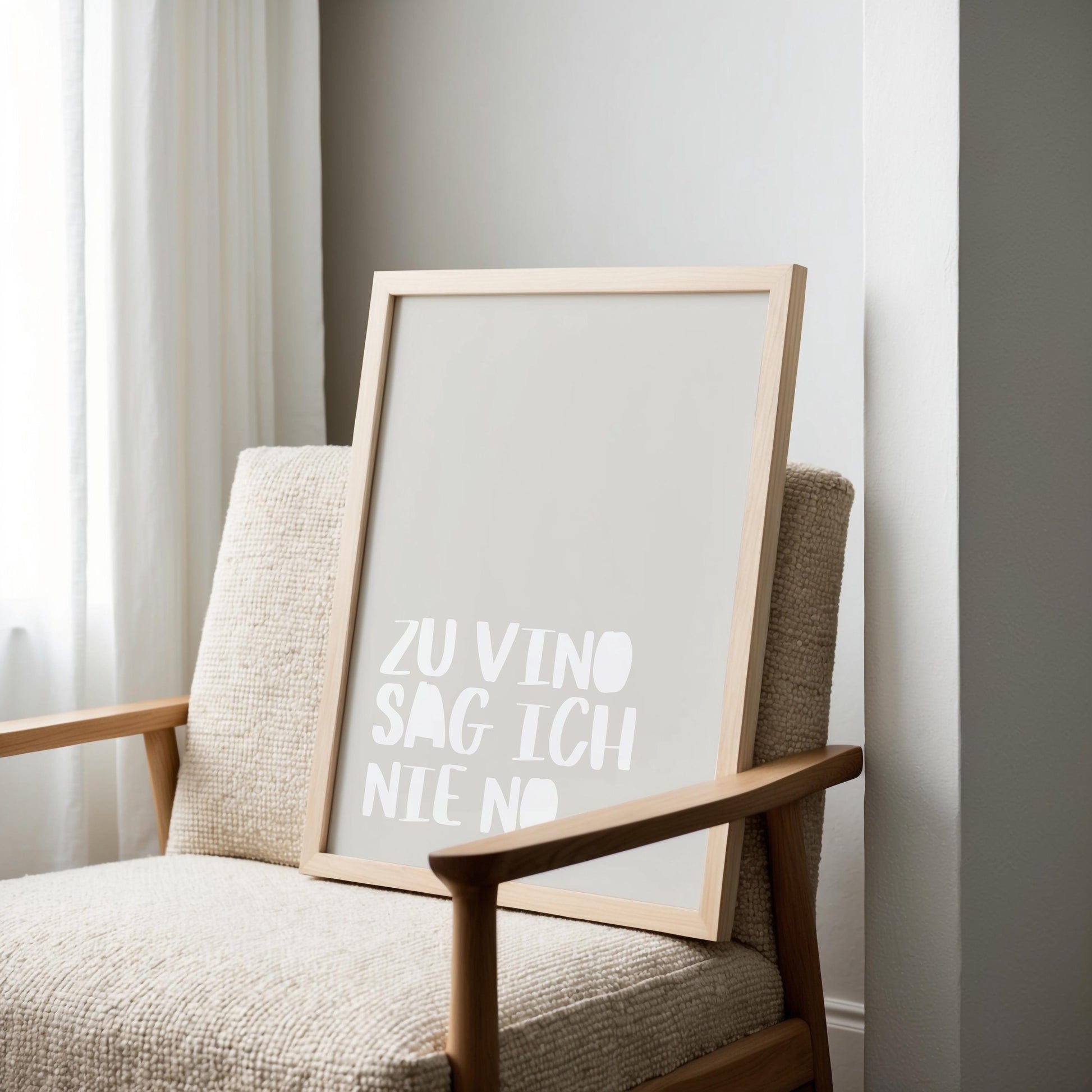 Digitales Poster mit weißem, handgezeichnetem Text „Zu Vino sag ich nie No“ auf beige-grauem Hintergrund. Moderner, minimalistischer Stil – ideal für Küche oder Wohnzimmer.

🇬🇧 English:
Digital poster with white hand-drawn text &quot;Zu Vino sag ich nie No&quot; on a beige-grey background. Modern and minimalist style – perfect for kitchen or living room decor.
