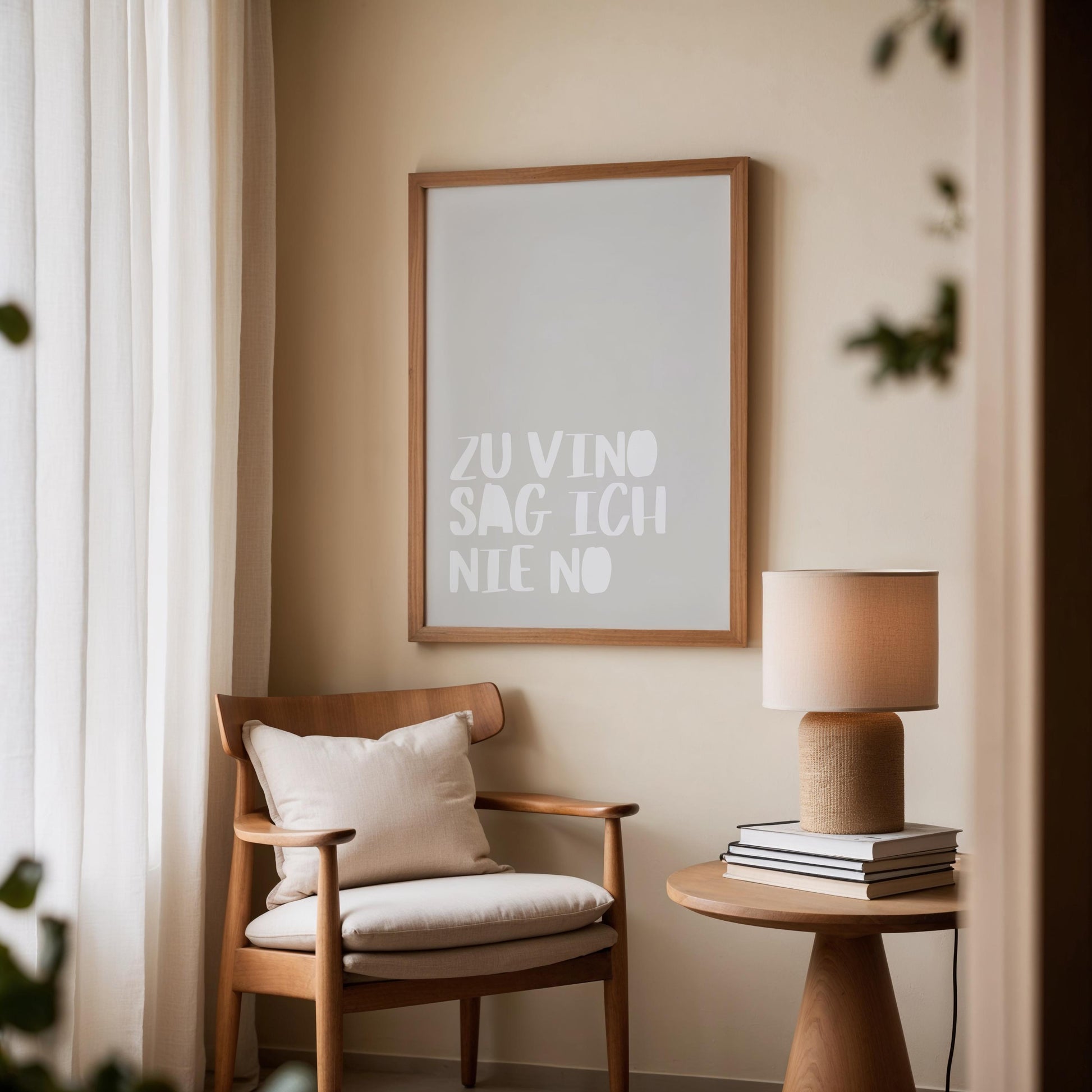 Digitales Poster mit weißem, handgezeichnetem Text „Zu Vino sag ich nie No“ auf beige-grauem Hintergrund. Moderner, minimalistischer Stil – ideal für Küche oder Wohnzimmer.

🇬🇧 English:
Digital poster with white hand-drawn text &quot;Zu Vino sag ich nie No&quot; on a beige-grey background. Modern and minimalist style – perfect for kitchen or living room decor.