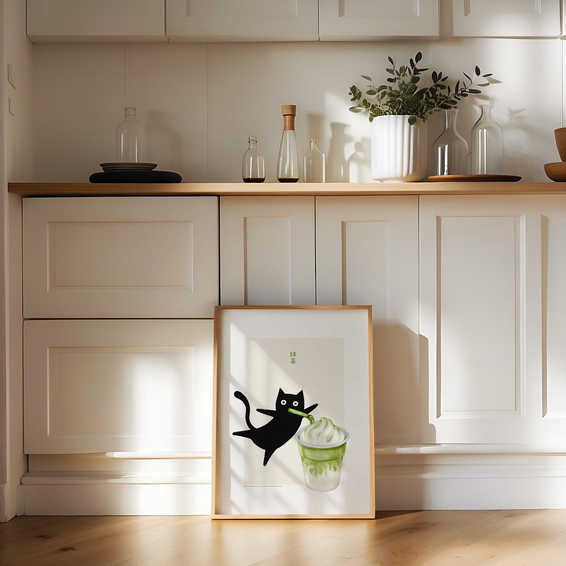 Illustration eines schwarzen Katers, der mit einem Strohhalm an einem Matcha-Soft-Eis schlürft, auf hellem Hintergrund mit japanischer Schrift. Minimalistisches Design mit verspieltem Stil.

Englisch:
Illustration of a black cat sipping matcha soft serve through a straw, set against a light background with Japanese writing. Minimalist and playful design.